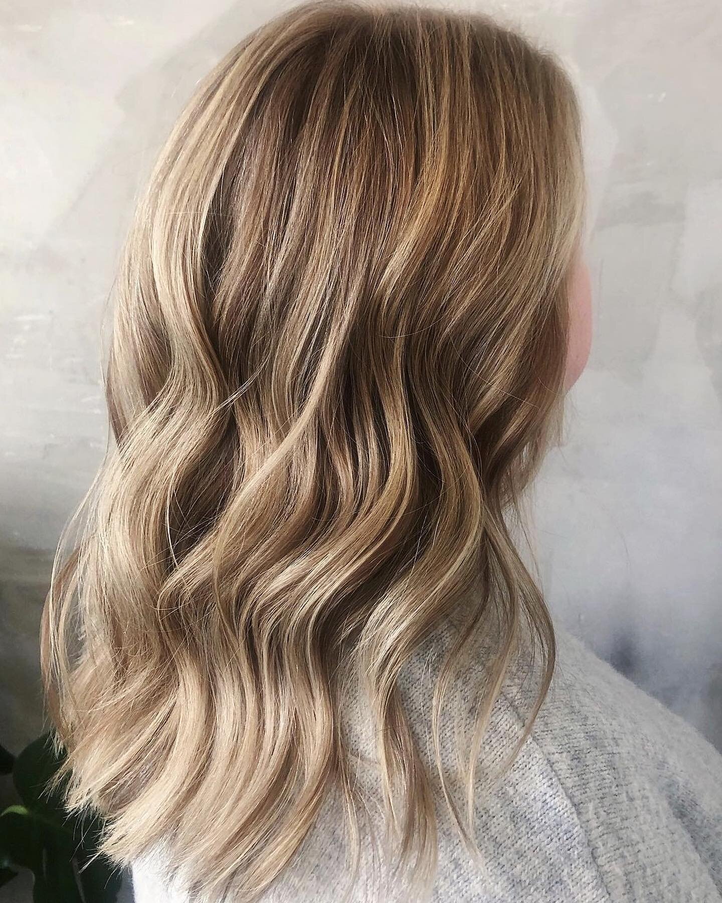 Super soft angel blonde 😇 by @sarah.s.hair she did some foilyage and lowlights to create that beautiful dimension! 🤩