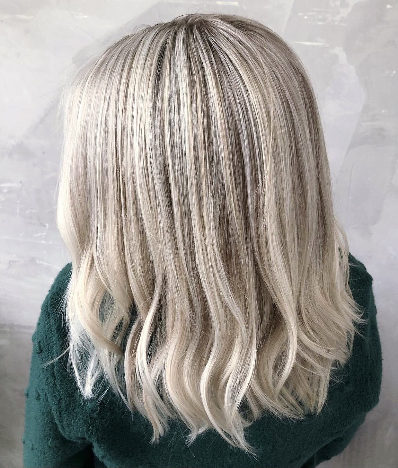 Blondie 🤩✨ @leslie_colour is your girl for those bright blondes using @kevin.murphy color 😄