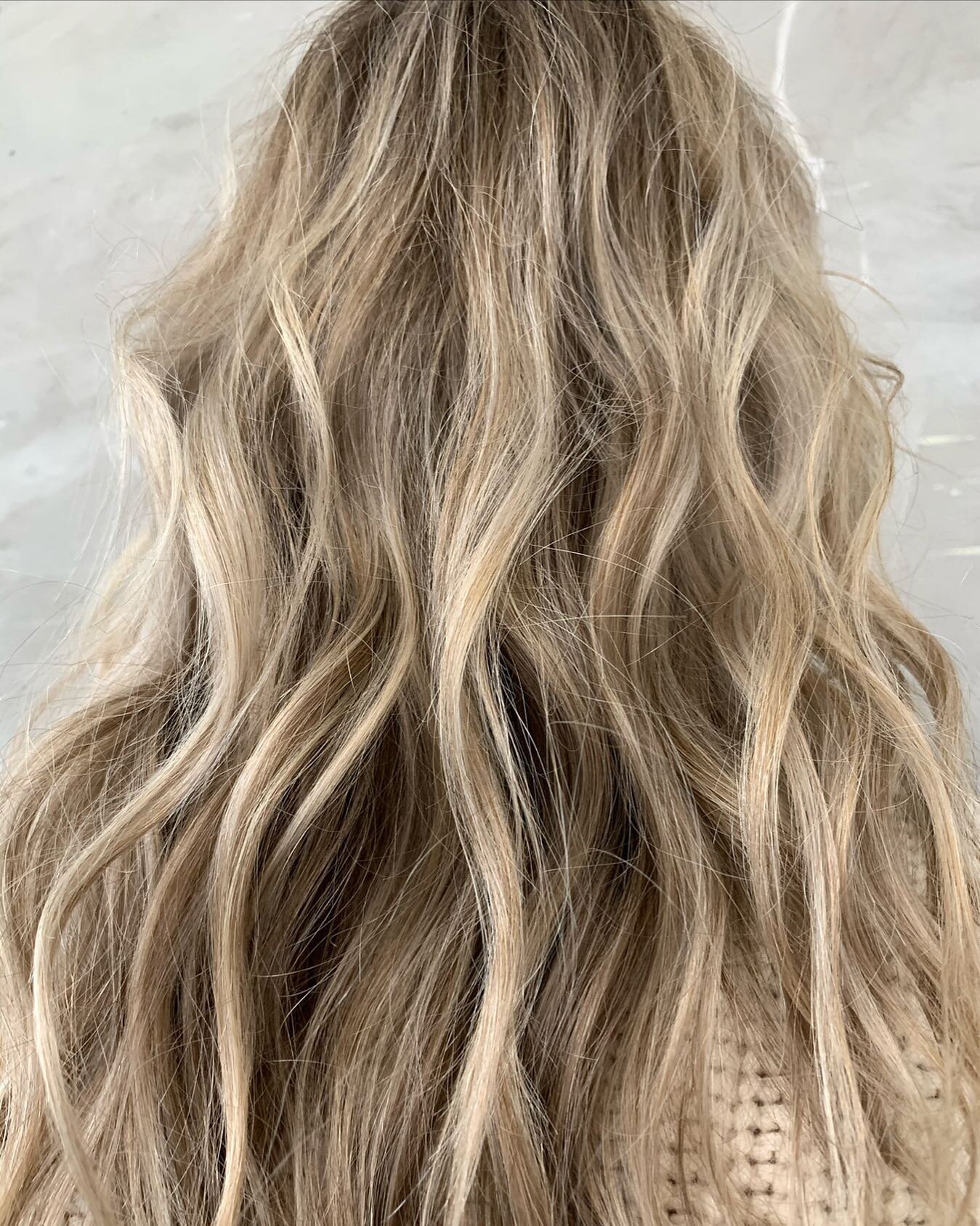 Dimensional beachy balayage with @topknottresses 😎