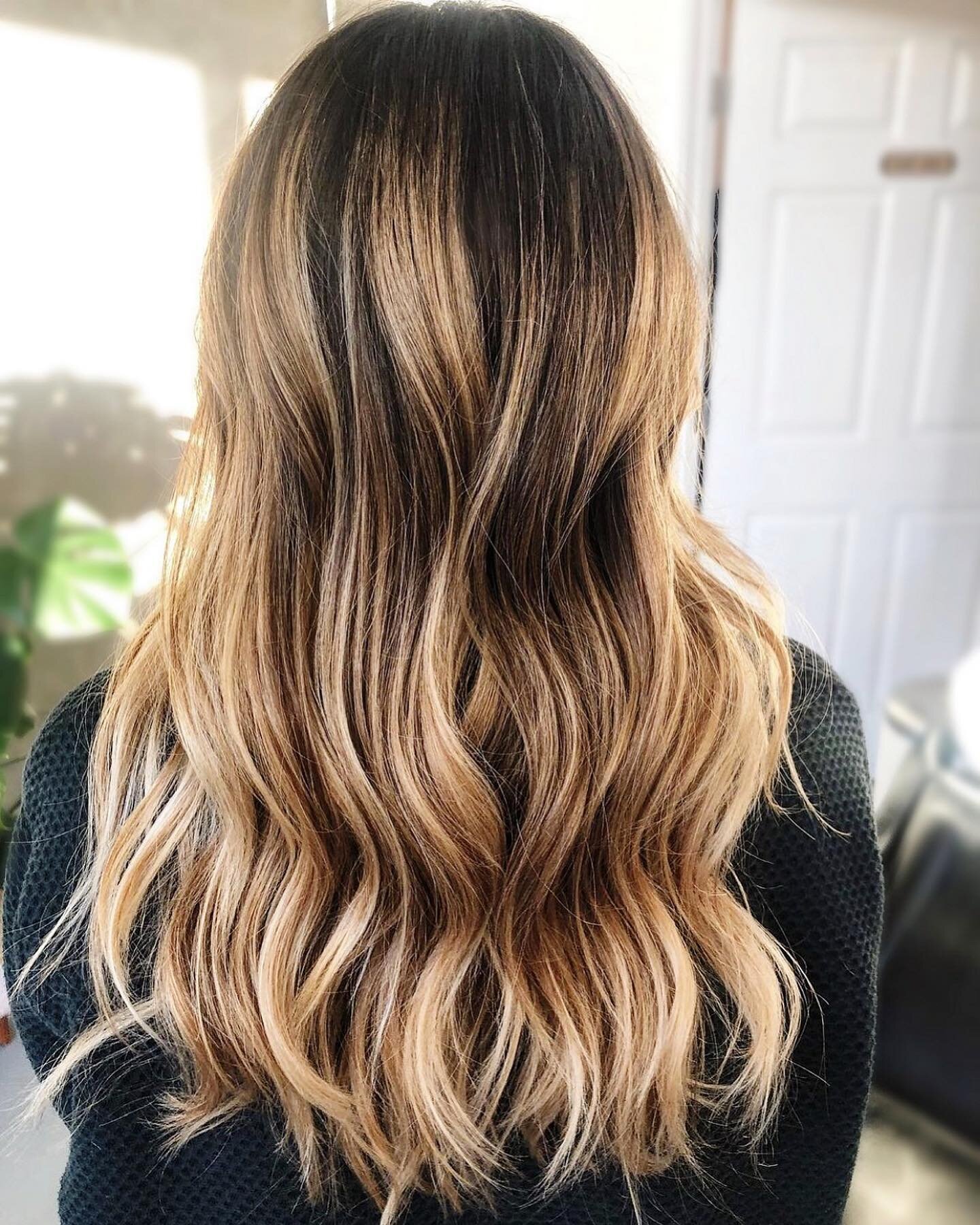 Summer balayage with @sarah.s.hair 🌻 warmer tones are in this season and we are loving it! 🌞