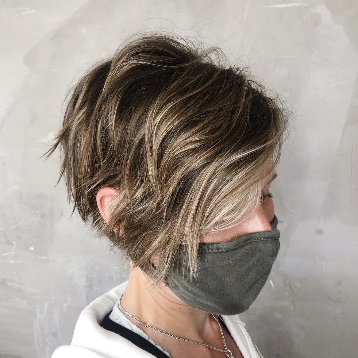 Pixies and bobs can be lived in too 😋 @leslie_colour did this great beachy color while helping her client transition through growing out her pixie cut 🌊