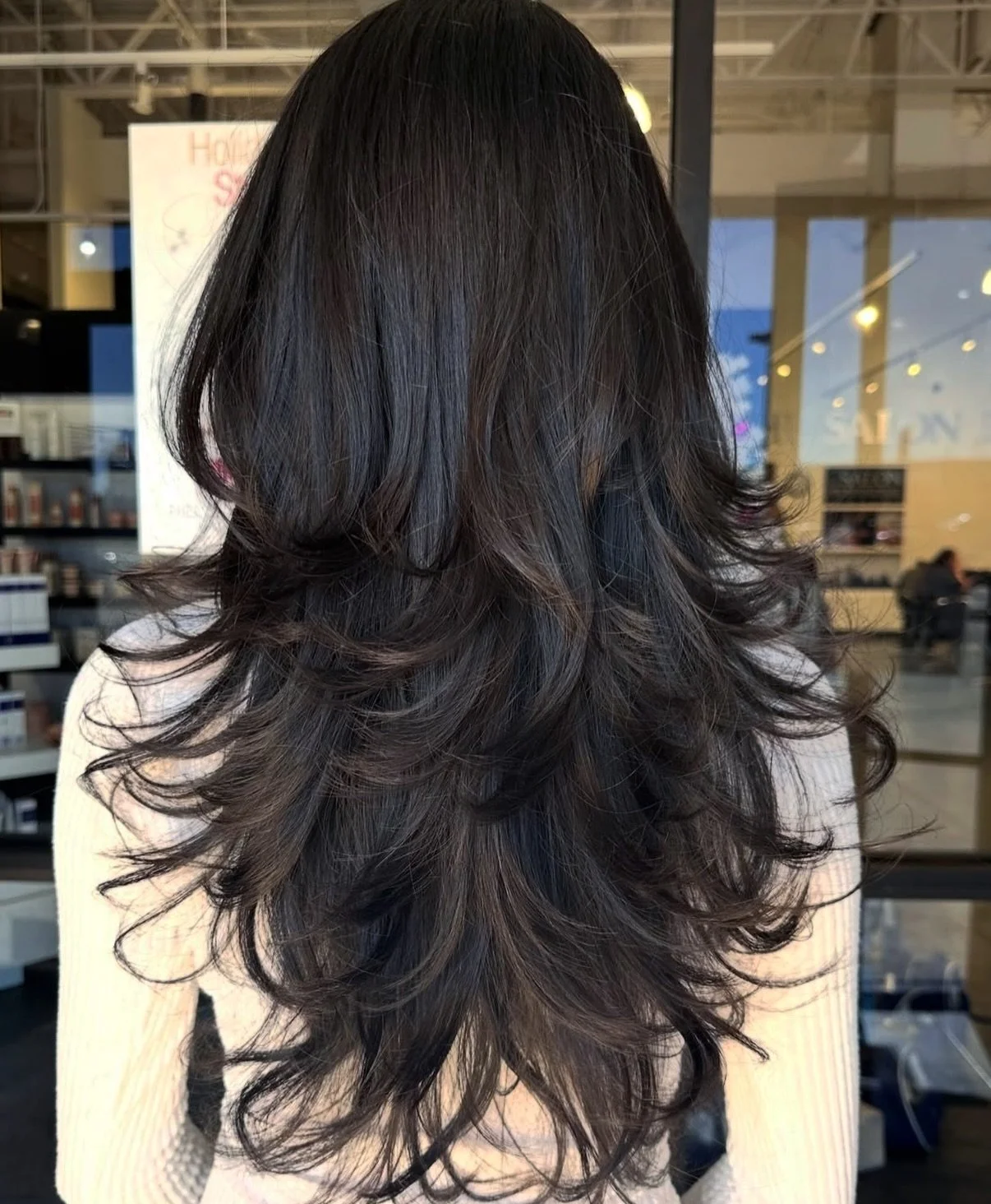 Loving these layers and bouncy blowout from @bypennyjones 🤩 book with her using the link 🔗 in bio 
.
.
.
.
#seattlehairstylist #seattlehaircut #seattlehairsalon #seattleblowout #layeredhaircut