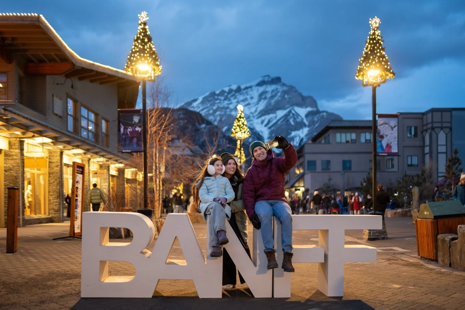 Banff Sign_Family_Bear Street_Robert Massey Photography.jpeg