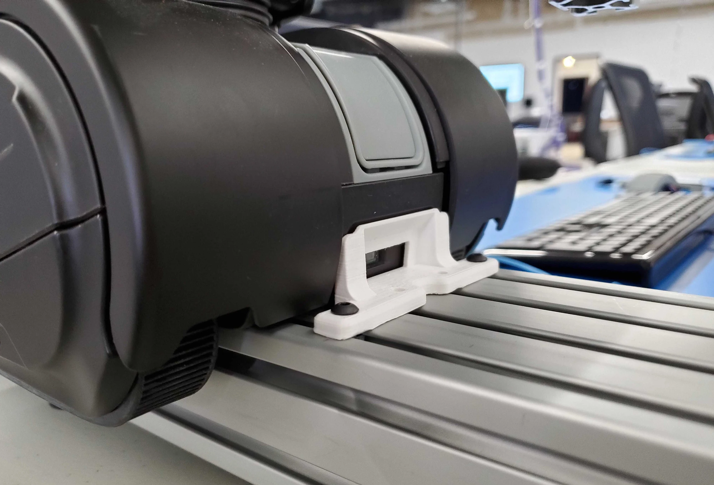 Rear alignment bracket