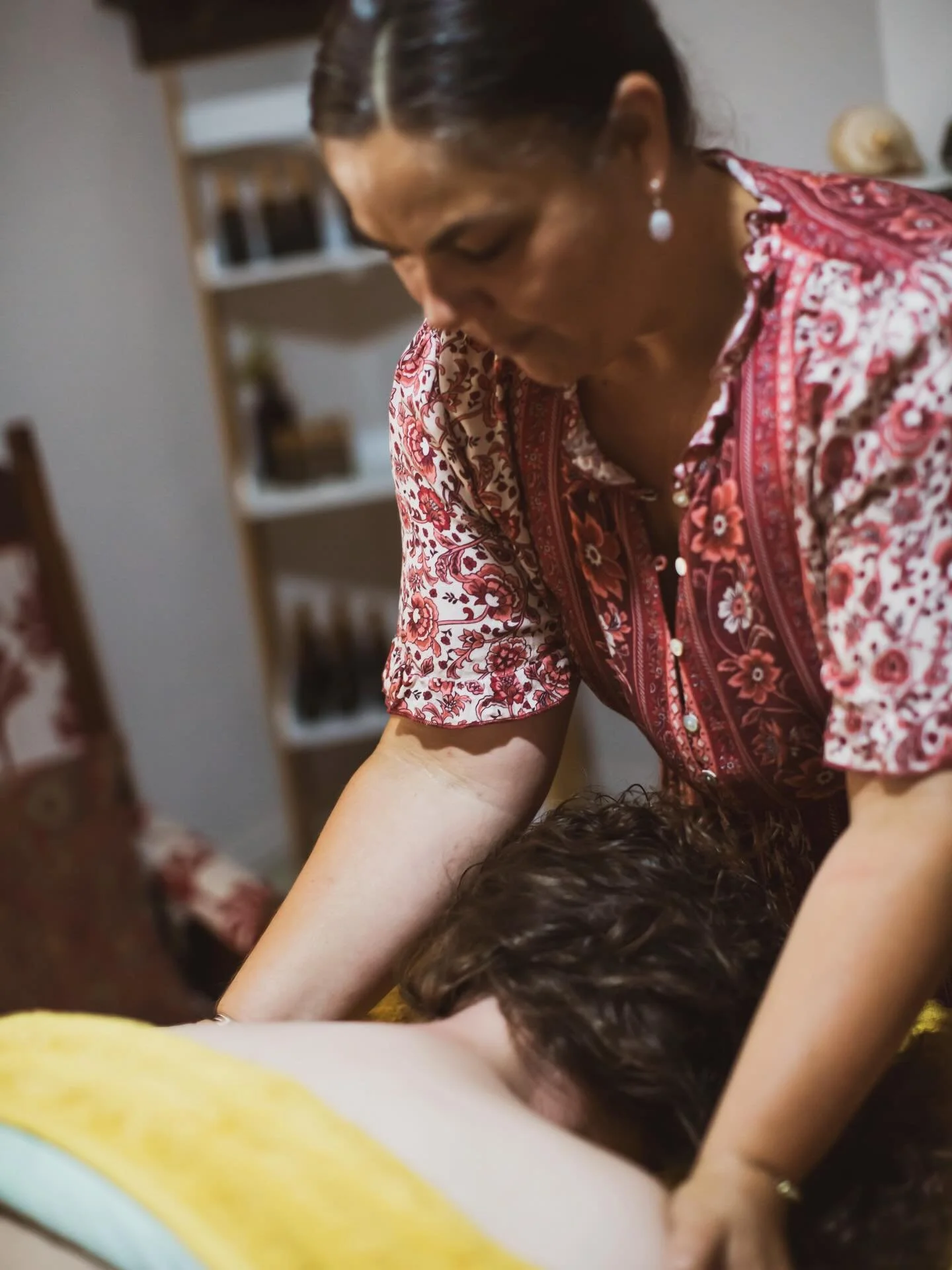 What is Holistic Counselling?
Holistic means a whole person with a wide array of human emotions. A unique mind, body and soul.
The word Holistic is thrown around a lot.
Holistic counselling to me, means a service that offers real witnessing from a pr