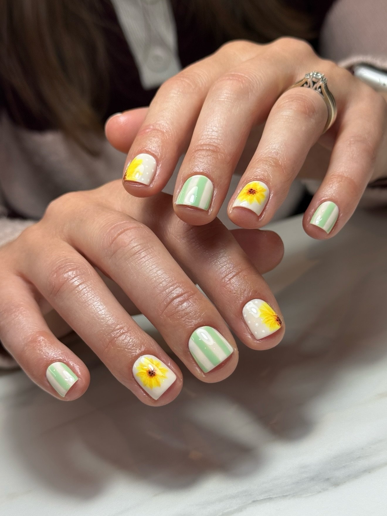 SUMMER SUNFLOWERS 🌻🐝
The last of the summer sets…
The brief:
Sunflowers, bees, stripes, green, polka dots
Products:
Linen, Matcha Latte, Front Row, Brunette, Logan Rock, Daisy & Papaya Studio Gel @the_gelbottle_inc 
To shop these sha