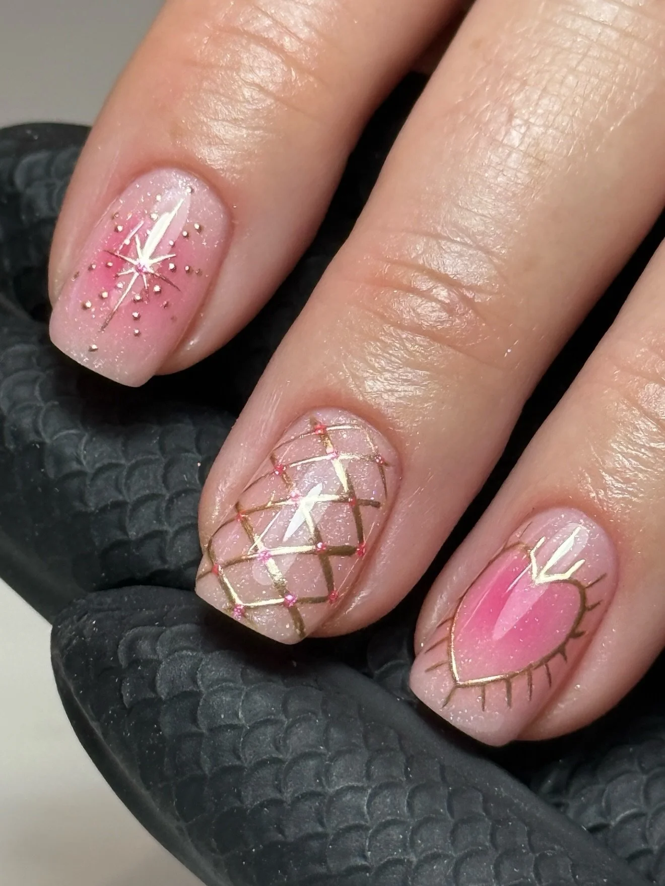 CHROME MOMENTS ⚜️💓
This is definitely my favourite set of the year so far…
Service:
Plain BIAB + Platinum nail art
Products:
Aurora BIAB, Crown, Blonde chrome & Hollywood Star @the_gelbottle_inc 
To shop this chrome set, visit my stor