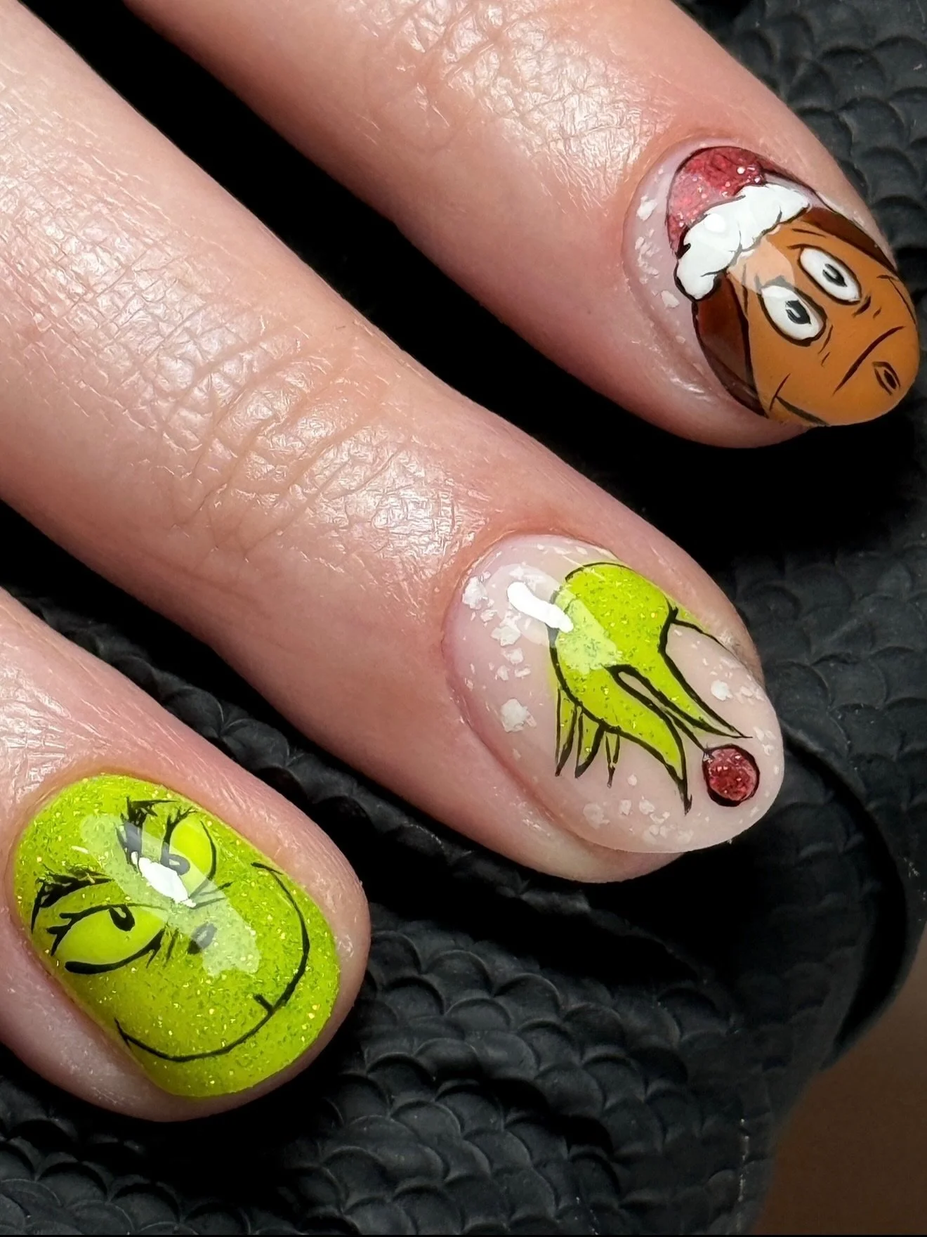 MERRY GRINCHMAS 💚🎅🏼

Swipe to see the flash glitters in action&hellip;

Last night, we learned that the iPhone refuses to use the flash when it&rsquo;s low on battery (it even comes up with a warning), so I had to plug it in using an extremely sho