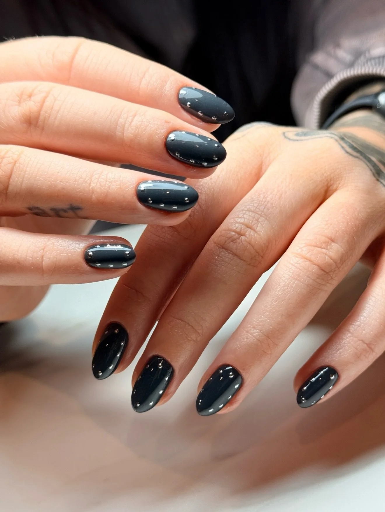 SIMPLY STUDDED 🩶

Something a little different to break up the festive sets&hellip;

Products:
18 BIAB, She Wolf &amp; Jet Black (mixed), Mirror chrome
All @the_gelbottle_inc #tgbinsider 

studded nails | metallic nails | gunmetal nails | grey nails