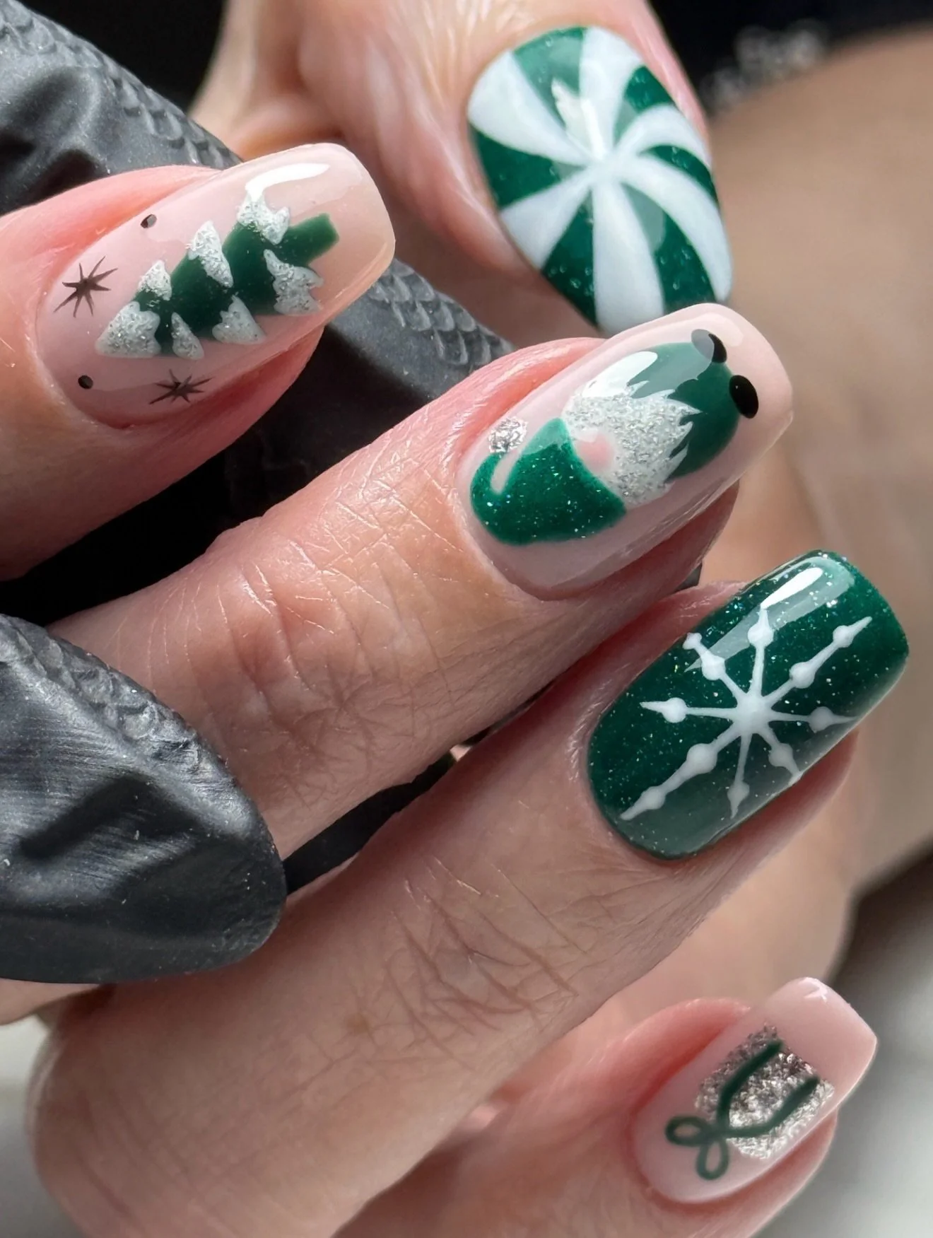 CHRISTMAS EVE EVE 🤍🌲

SWIPE to see the FLASH glitter come to life&hellip; 

Products:
Dolly BIAB, Energy, Daisy, Jet Black, Polar &amp; Bling
All @the_gelbottle_inc #tgbinsider #christmaseveeve