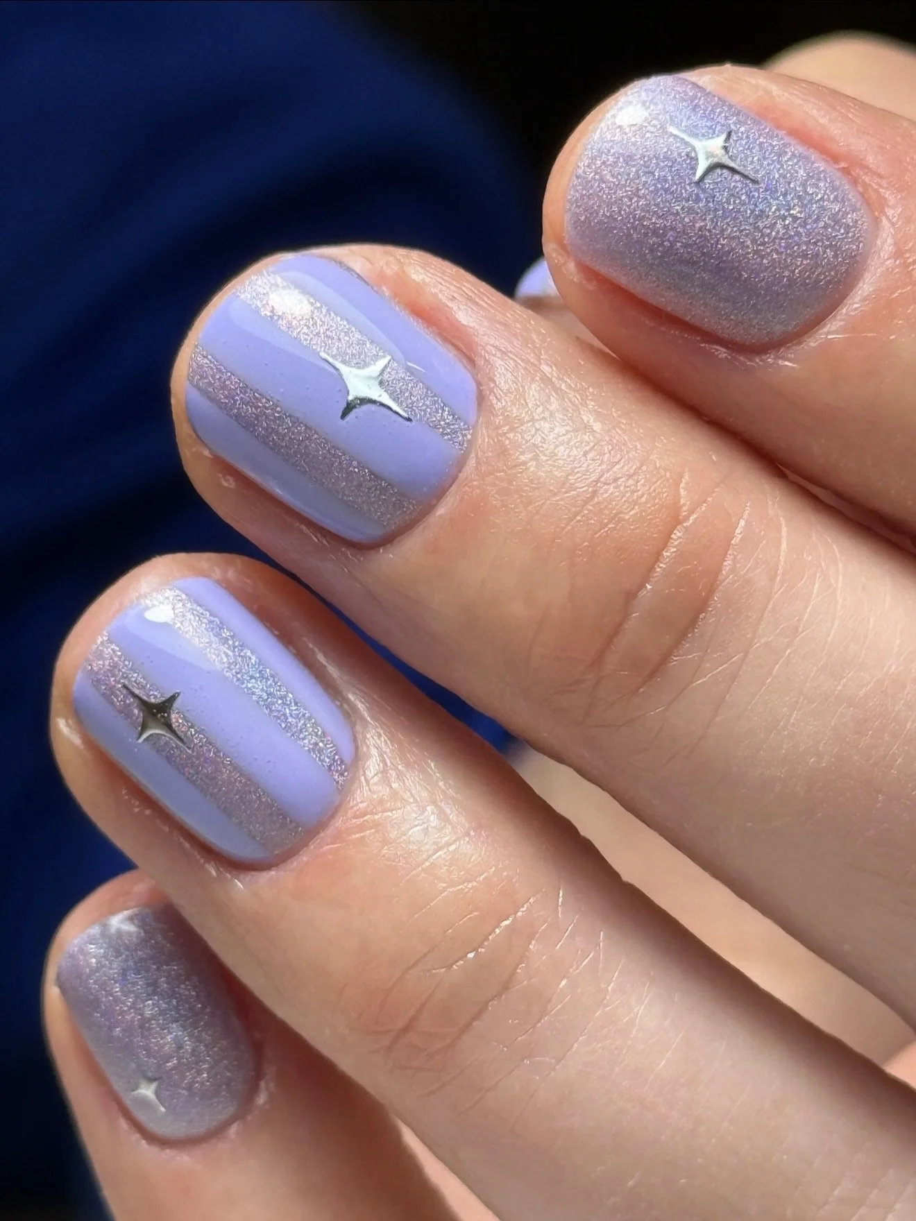 STARS &amp; STRIPES 🩶

Stay tuned for a reel which shows off this holographic shade&hellip;

This client loves a stripe so it&rsquo;s now custom to incorporate them into every set, but I&rsquo;m a stripe lover too so I&rsquo;m always game 😆

Produc