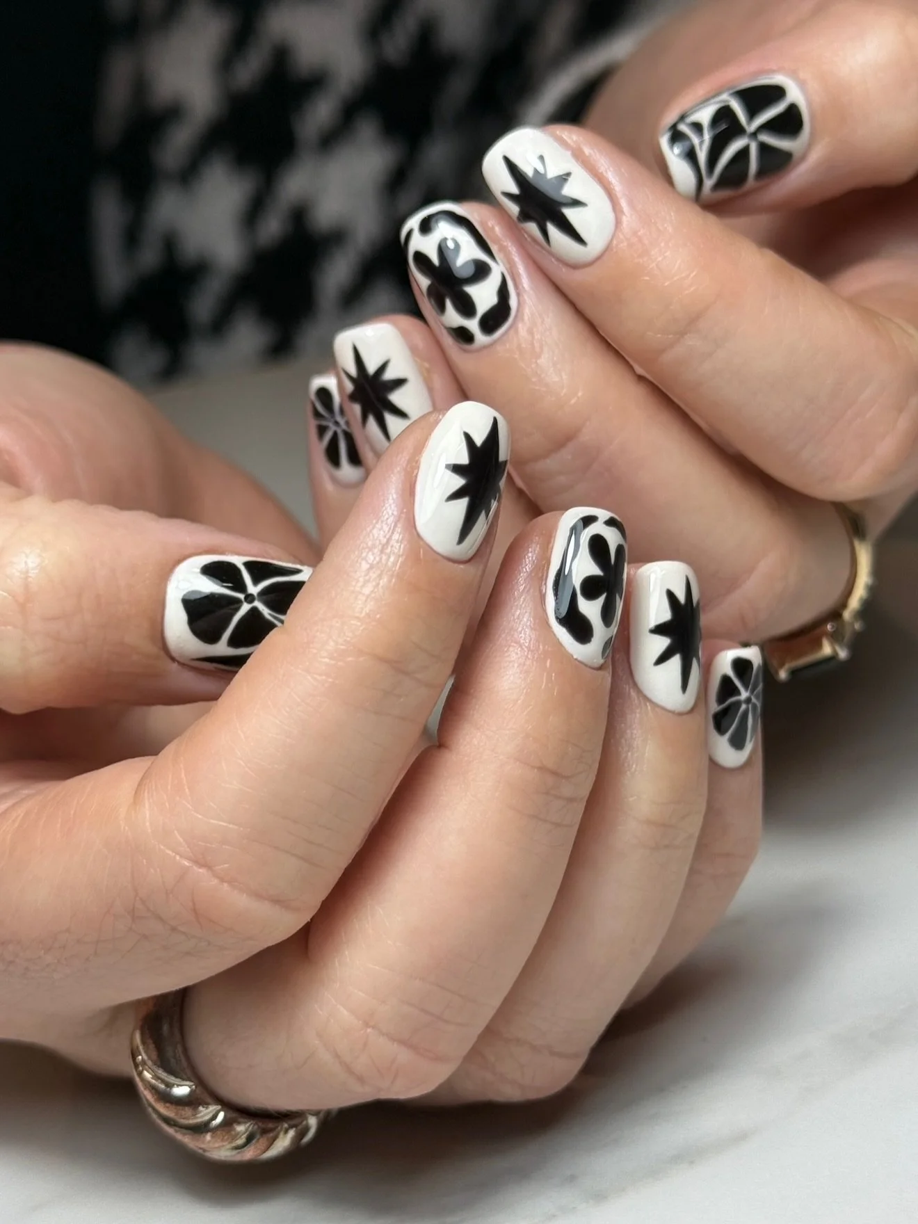 a b s t r a c t  a r t ⚫️

Note to self, practice 8-point stars *cue my nervous laughter*

To be fair, I love an abstract design as they&rsquo;re so much fun to paint plus it gives me the freedom to do what I want with the brush&hellip; Yikes haha!

