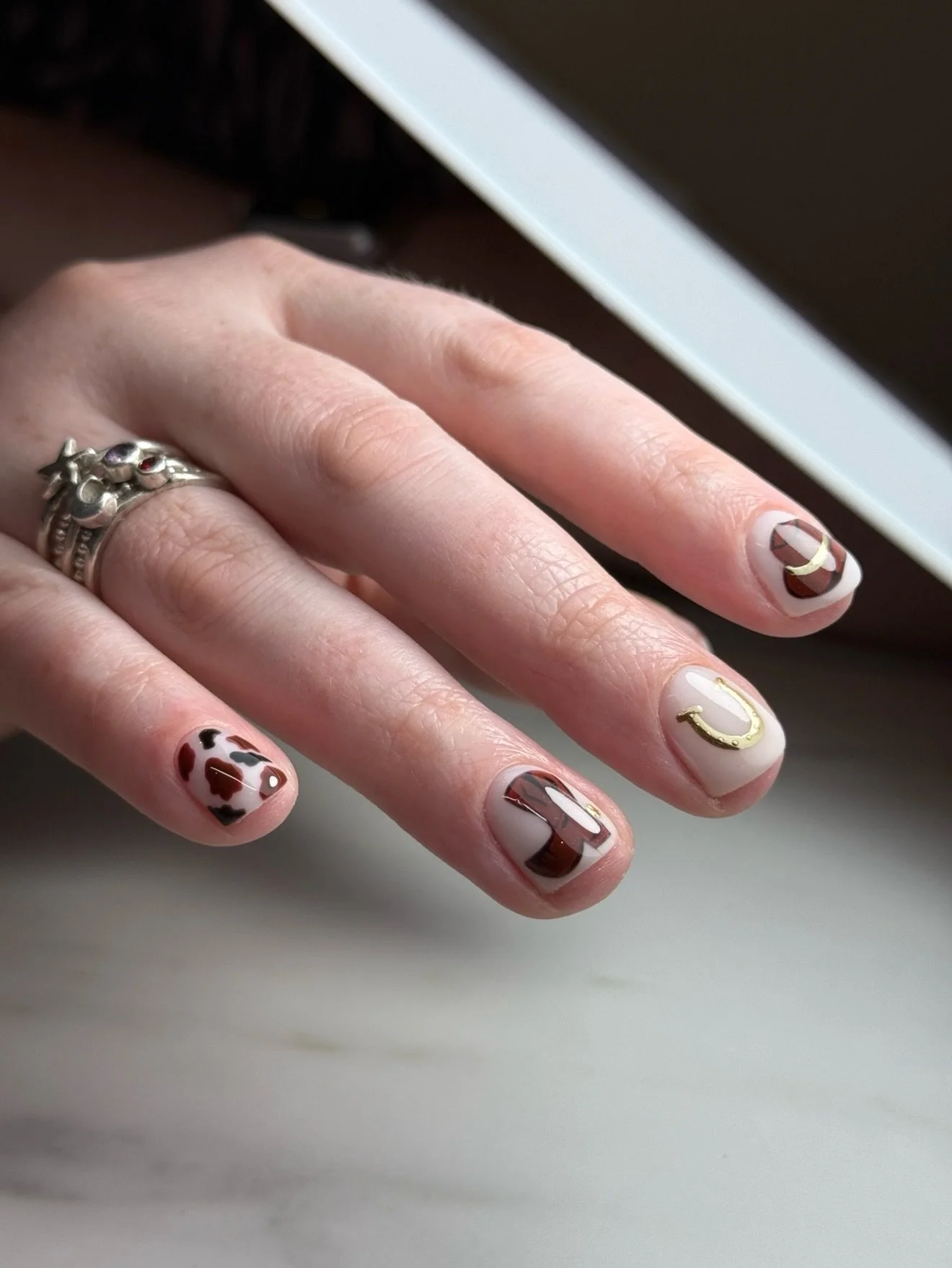 All set for C2C Glasgow 🤠

Swipe to see my client all ready for the weekend&hellip; Yeehaw!

#c2c #country2country #countrymusic #cowgirl #cowboy 

cowgirl nails | country music | cowboy boots | cowboy hat | horseshoe | cow print | nail art | nail a