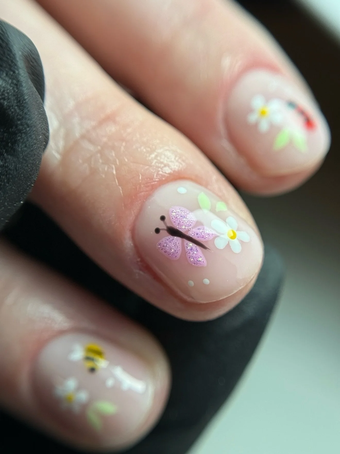 My client is BUZZING about these 🐝🐞🦋

Swipe to see her attempt at opening a foiled egg without using her nails as tools 🤭

Also, the punny caption was all her idea 🤣

Products:
Ultra Stick Base
Ecco Novabuild (builder gel)
Pitstop (pink)
Etherea