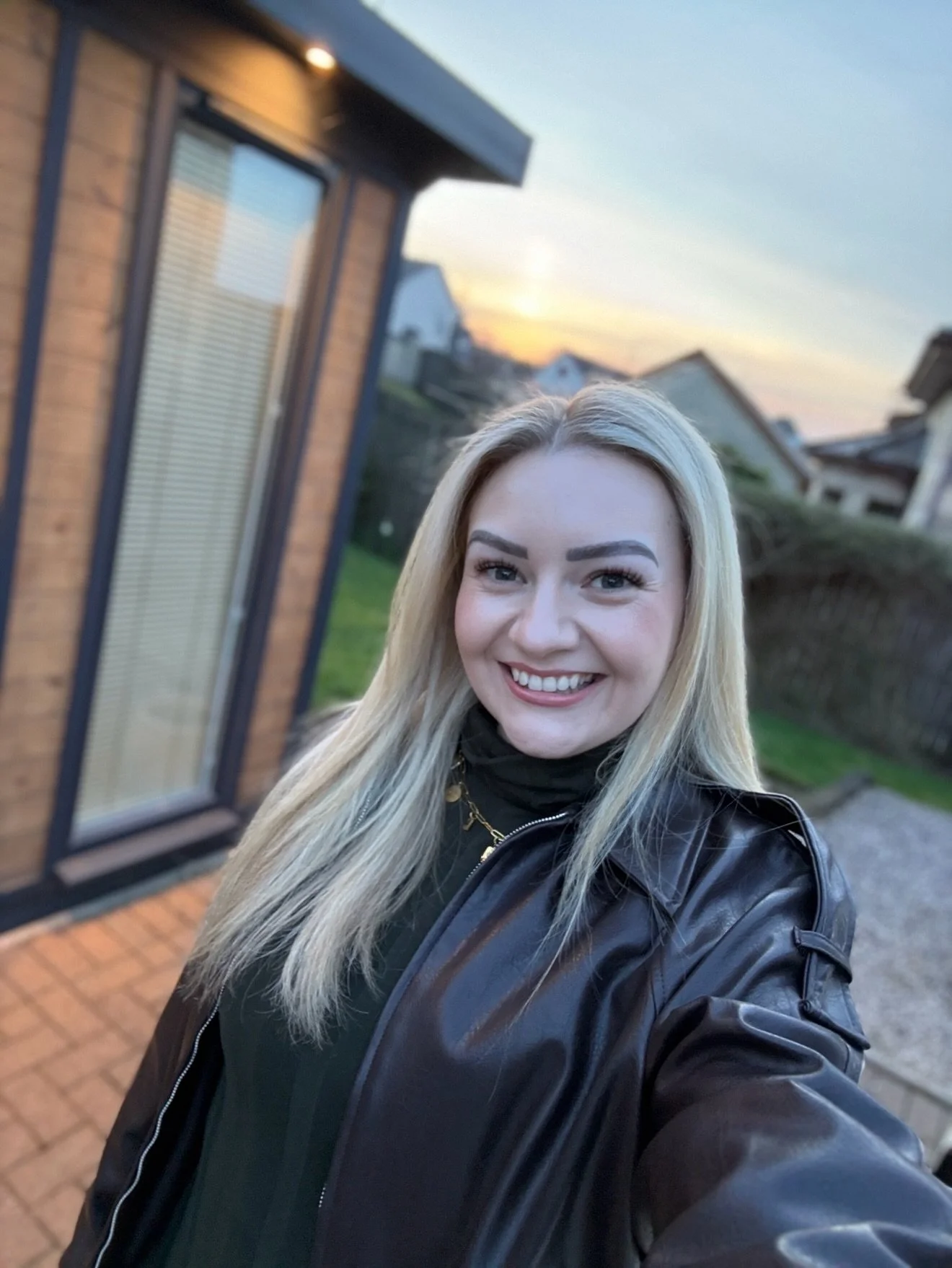 March you were fun but I&rsquo;m ready for more sun 🌅 

Here&rsquo;s my monthly round up of some nails &amp; other life bits&hellip;

1. One of the rare days I&rsquo;ve got my face on
2. Cowgirl in the sun @the_gelbottle_inc 
3. My beautiful boy (I 