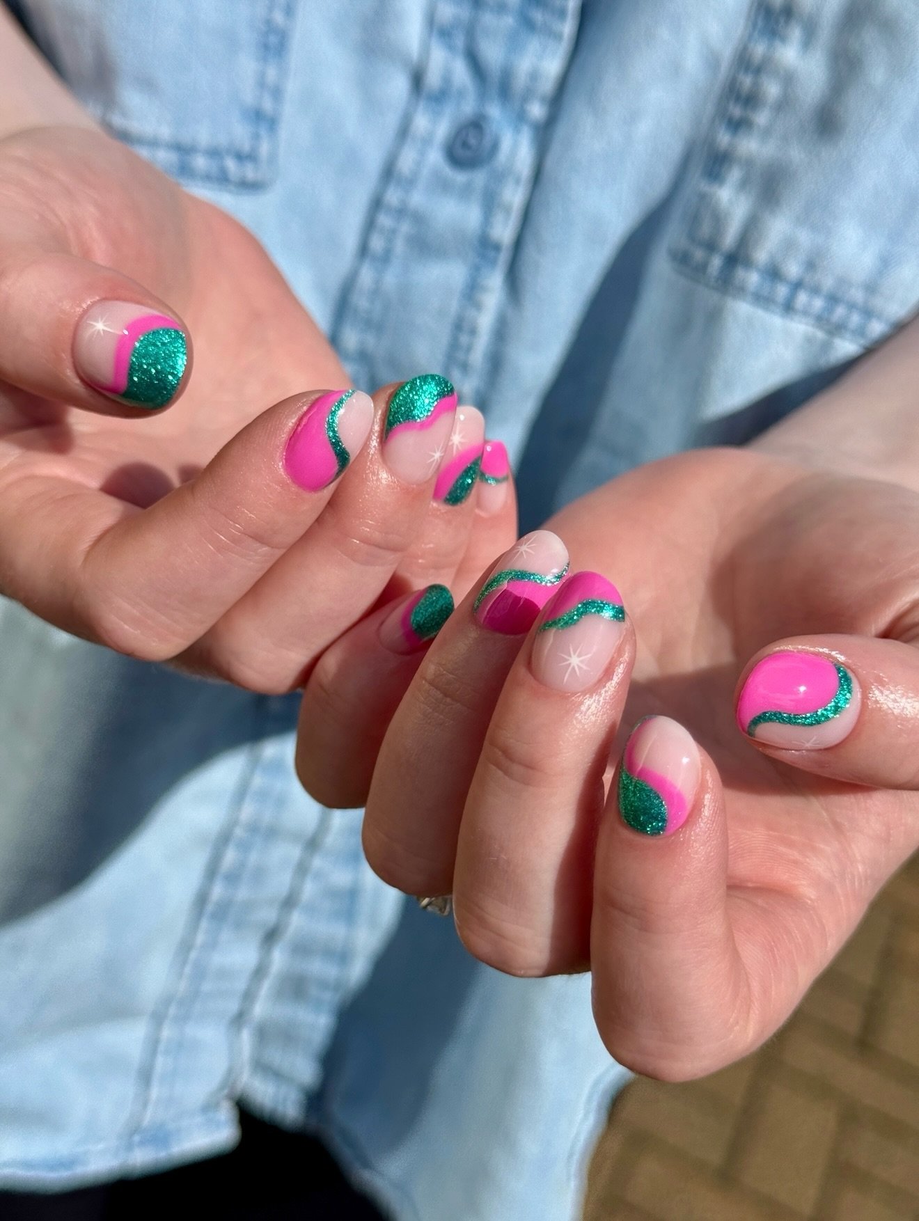 Wedding guest nails that pop👗🩷 
Also, swipe to see my client&rsquo;s special welcome yesterday >>>

Products:
Ecco Novabuild, Shadowfax &amp; Ultra Shine @nailcraft_official 
Ocean @glossifyofficial 
Donut @the_gelbottle_inc 

#swirlnails 