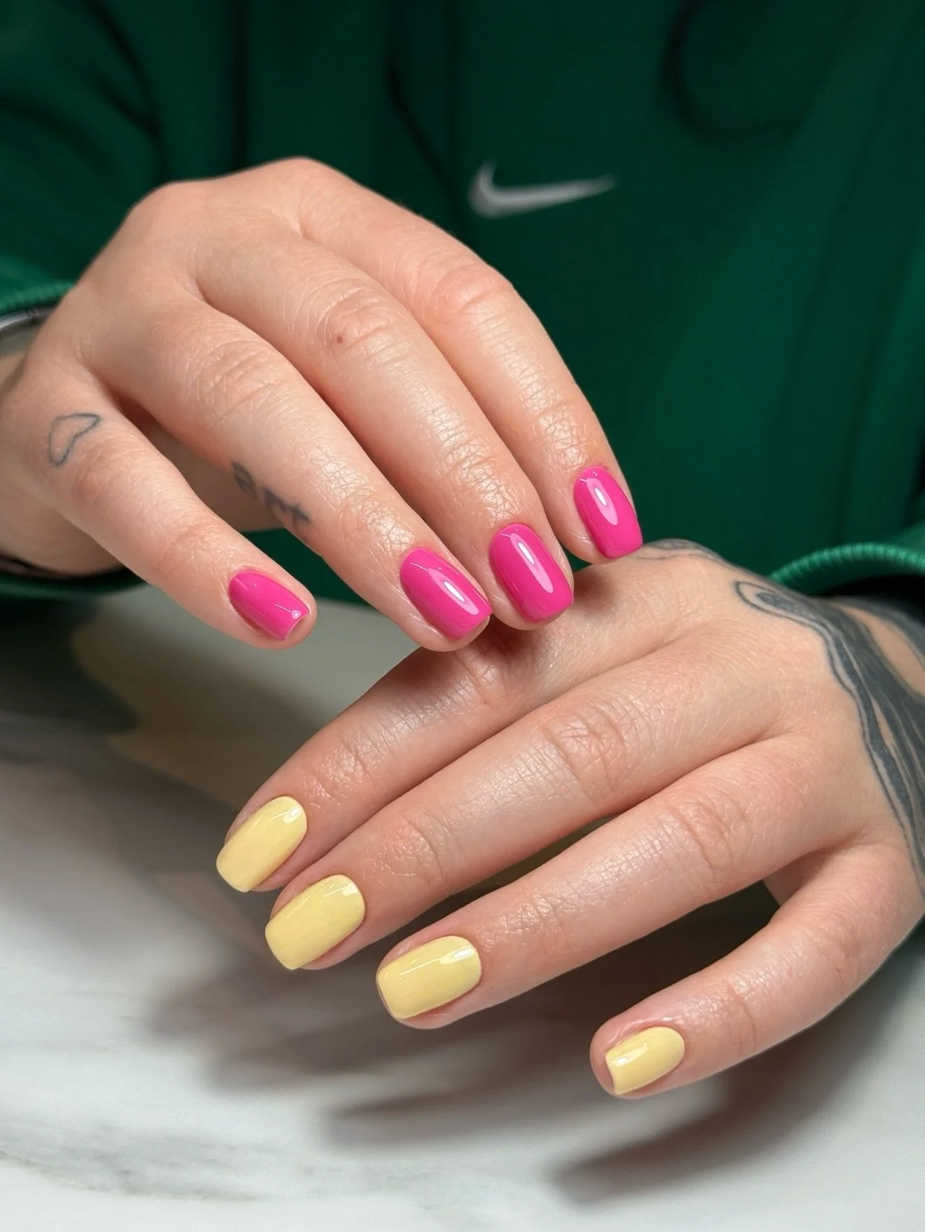 Obsessed is an understatement 💛🩷 

Even when you&rsquo;re booked in for just gel colour on top &amp; no art, you can still make a bold statement! Having a different colour on each hand hits different, are you brave enough to try it? 
Let me know in