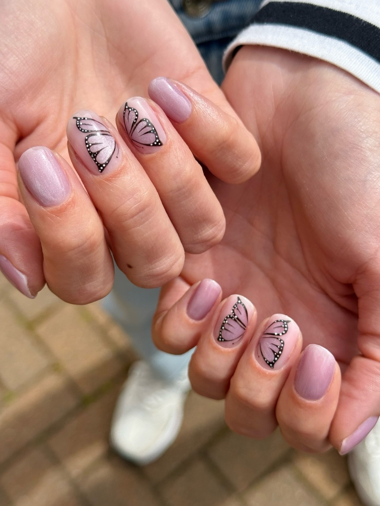 After seeing @jazzynails.x beautiful butterflies set in her recent stories, I had to give them a try 🤩 

My client liked the idea of two nails side-by-side to be each half of a butterfly so that&rsquo;s what we did 🦋

Next time, I&rsquo;ll try atte