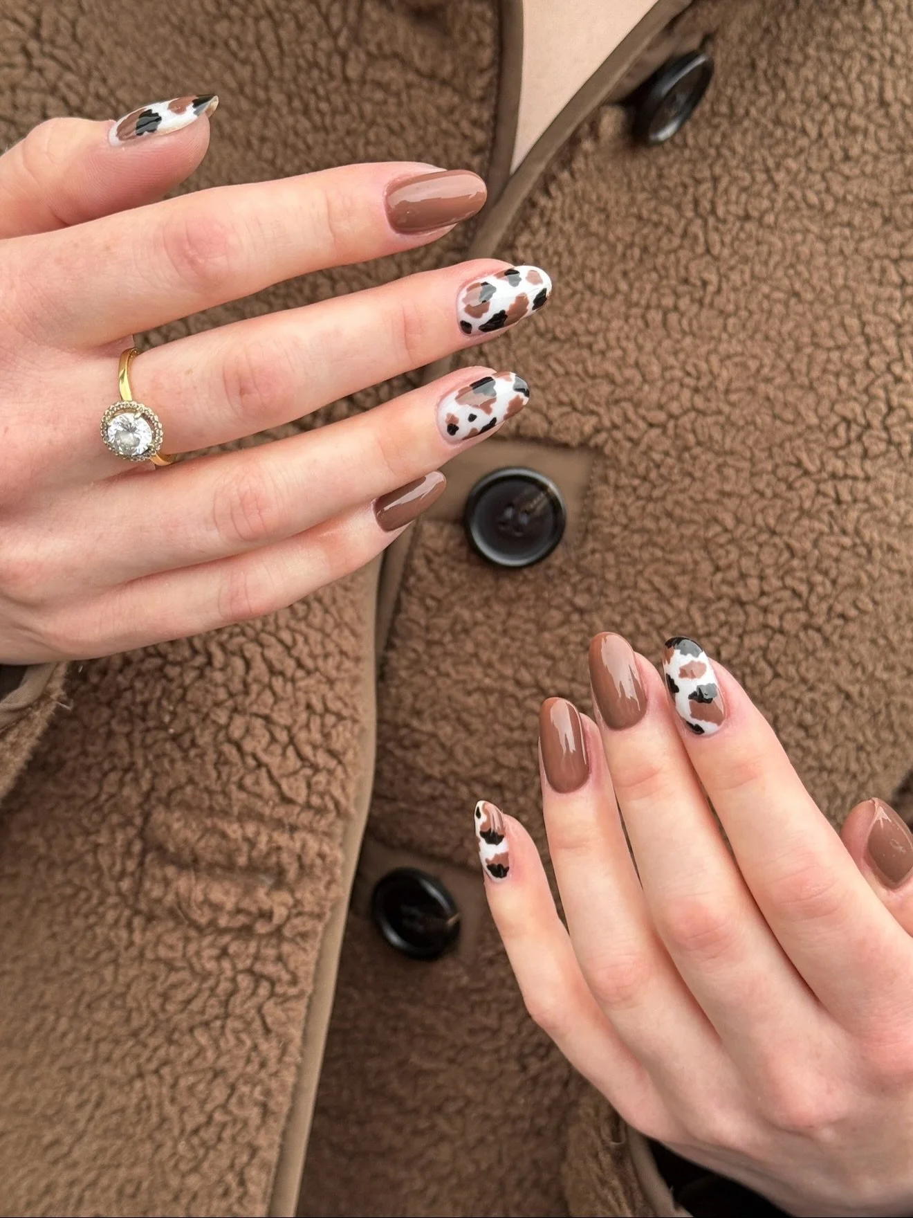 Coo print nails for the lil sis 🐄🤎 Also, can you tell she loves an outfit to match her nails!? 

Products:
Ultra Stick Base, Artic &amp; Ultra Shine Top @nailcraft_official 
Brunette &amp; Jet Black @the_gelbottle_inc 

Inspo: @learnahstarbuck_nail