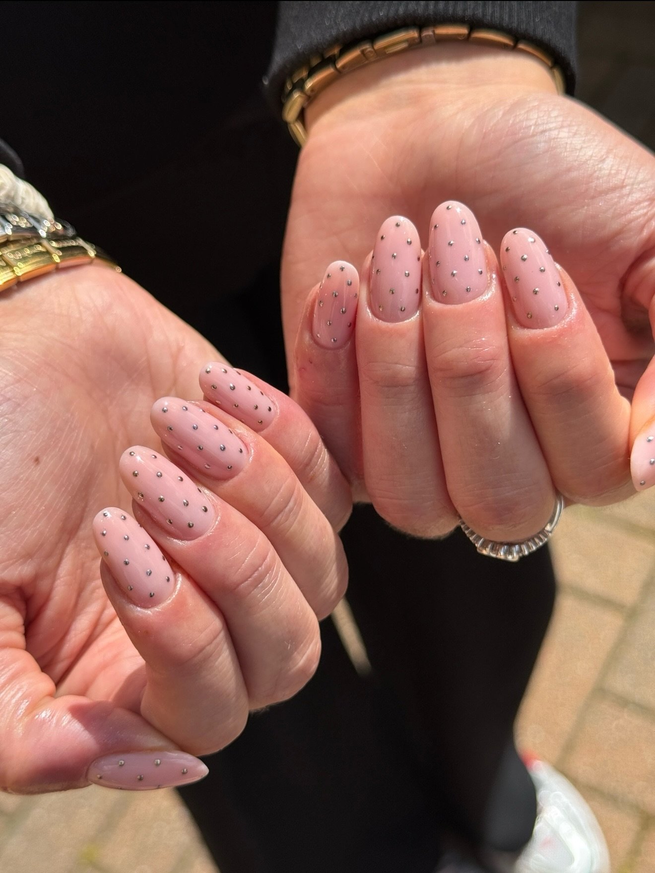 Ibiza ready gold &amp; silver polka dots ☀️ &amp; the sun even came out for these&hellip;

Products:
Ultra Stick Base &amp; Tarot Novabuild @nailcraft_official 
Blonde &amp; Mirror chrome pigment @the_gelbottle_inc 

#polkadots #polkadotnails #ibiza 