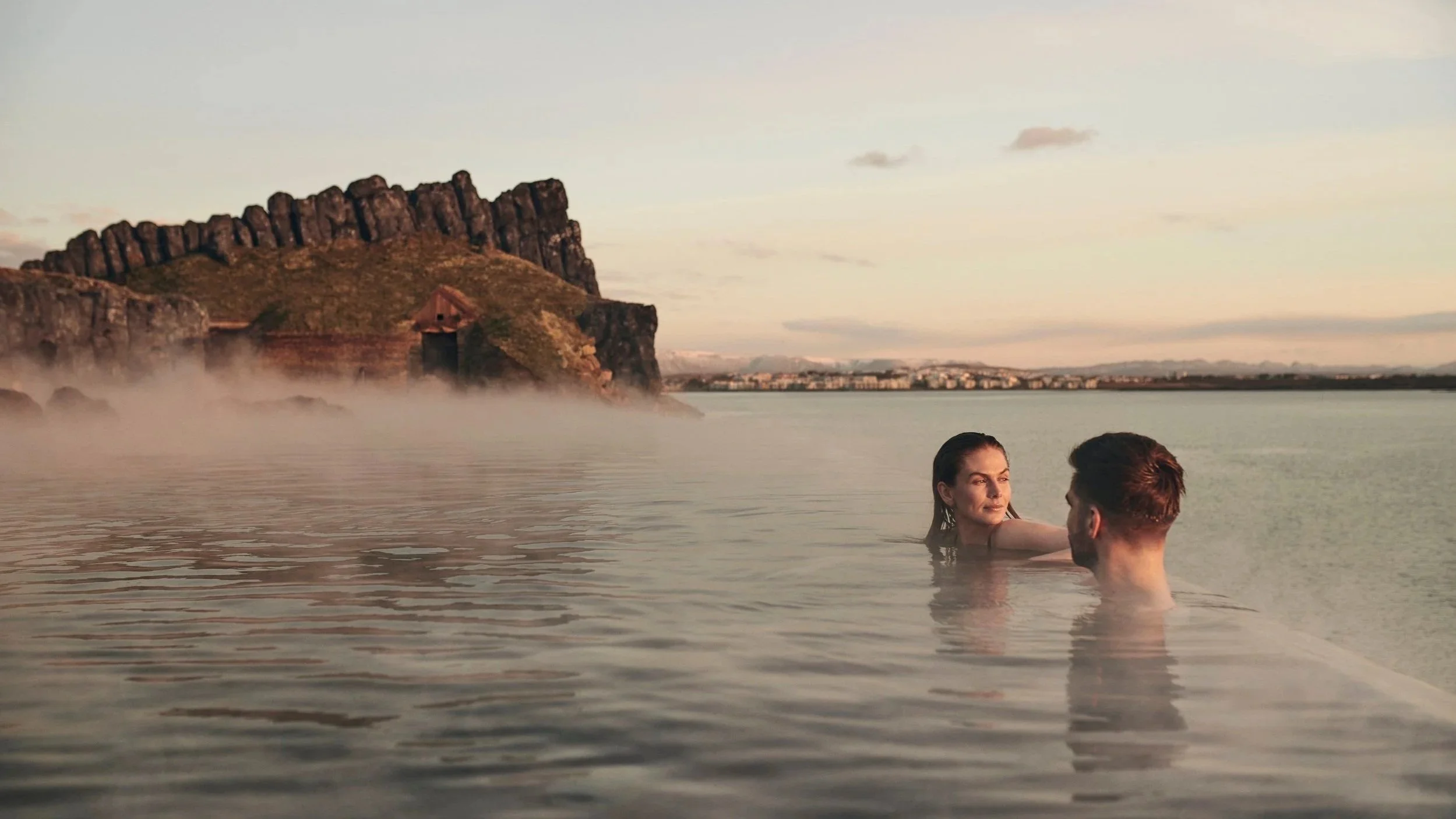 Bad i Sky lagoon i Reykjavik