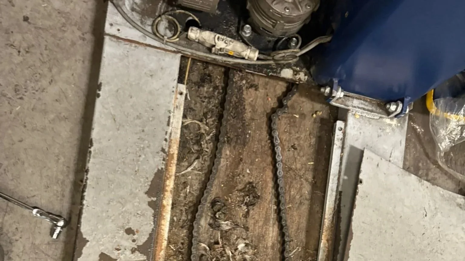 Pallet wrapping machine with a broken chain