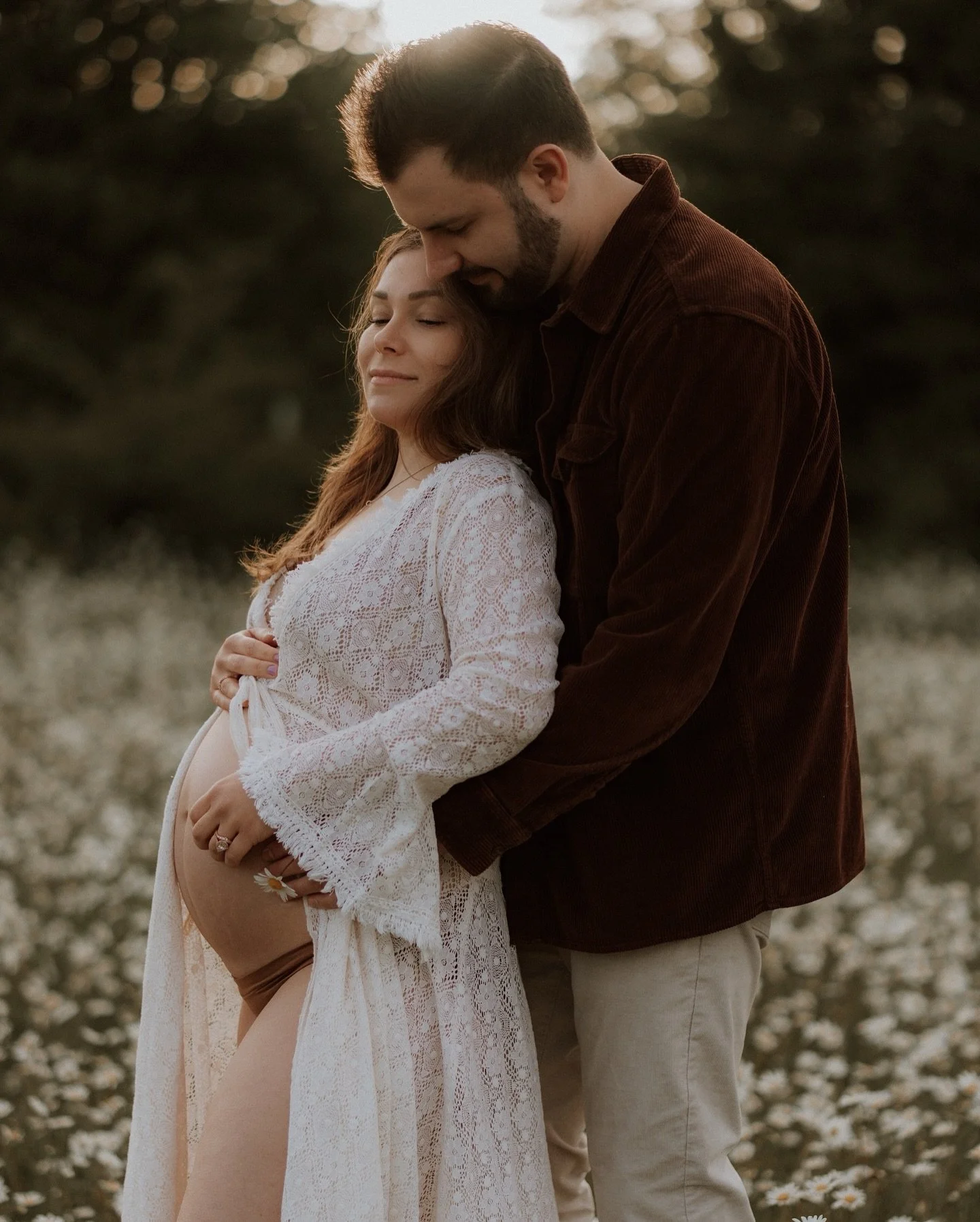 Soft golden light, a field full of daisies and a baby so loved before they&rsquo;ve even joined us earthside. I don&rsquo;t think I could have asked for anything more for this session 🤎

S &amp; S were babymooning from the States so we only had a sh