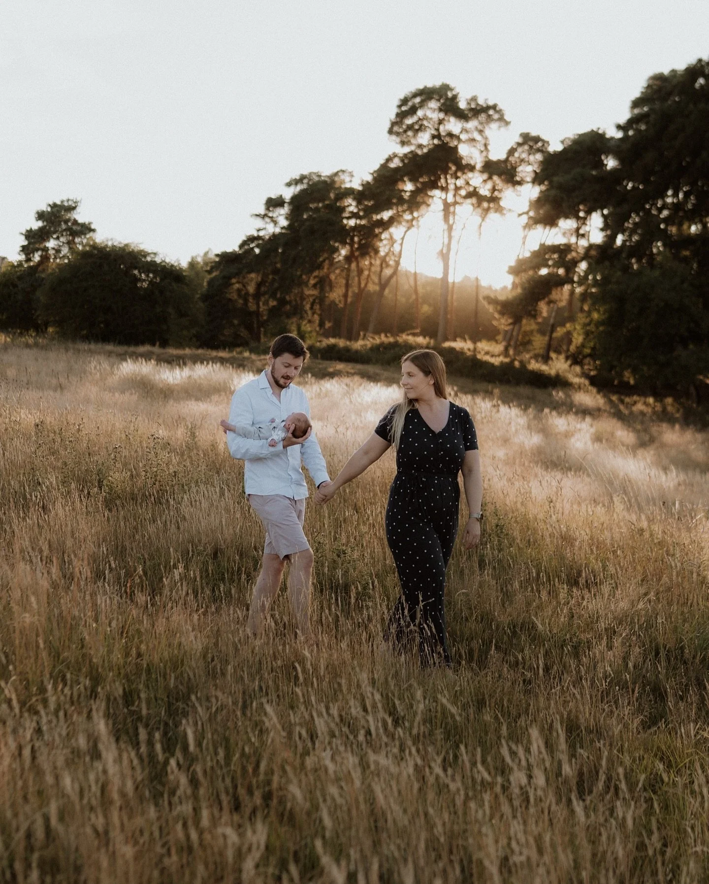 While autumn is quietly rolling in, I still have a few golden summer evenings to share ✨

Babies wrapped up in your arms and warm evening light is just pure magic, and baby T was no exception.

A midsummer newborn session amongst golden grasses overl
