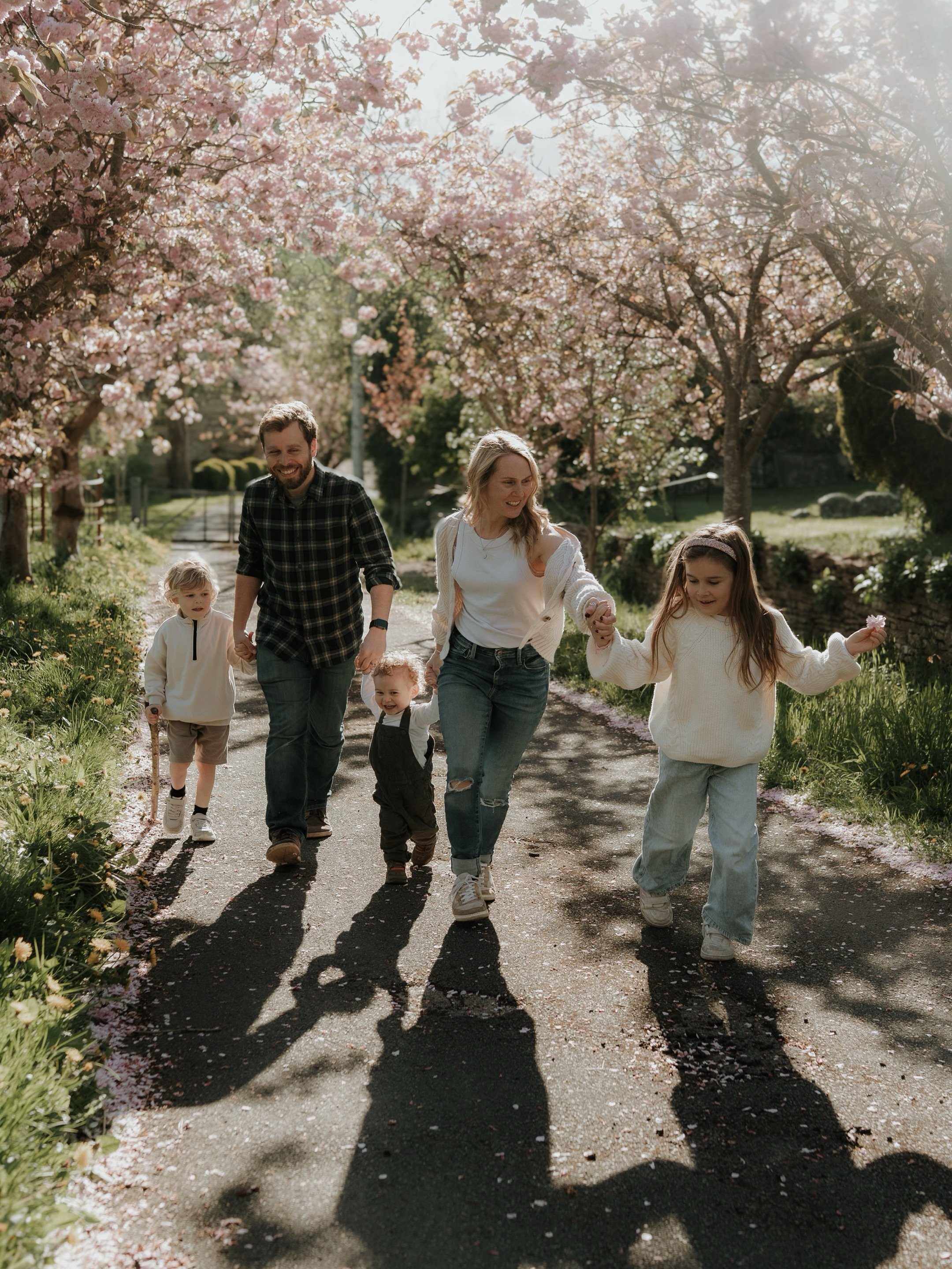 A mid spring evening in The Cotswolds with @sineadisaacsphotography and her loves.

A story told through blossoms, paper aeroplanes, music and a toddler with that pre-bedtime second wind of energy.

We rescheduled this session due to the weather and 