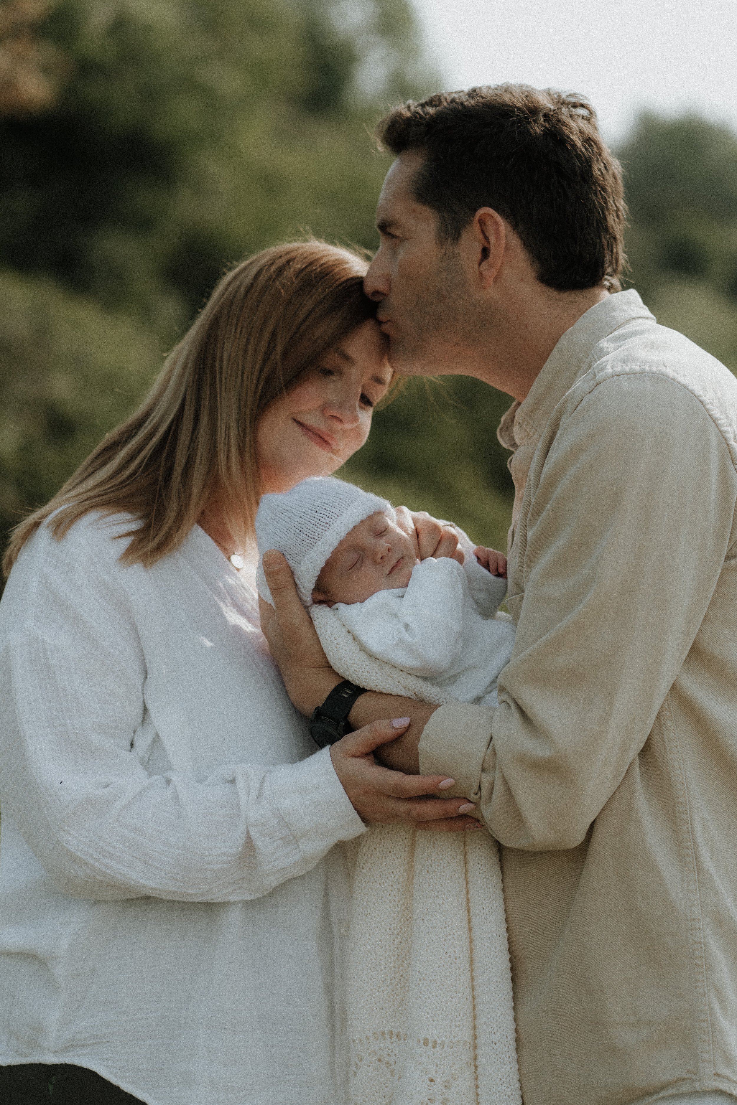 Indoor vs Outdoor Newborn Photography: Which Is Right For Your Family?