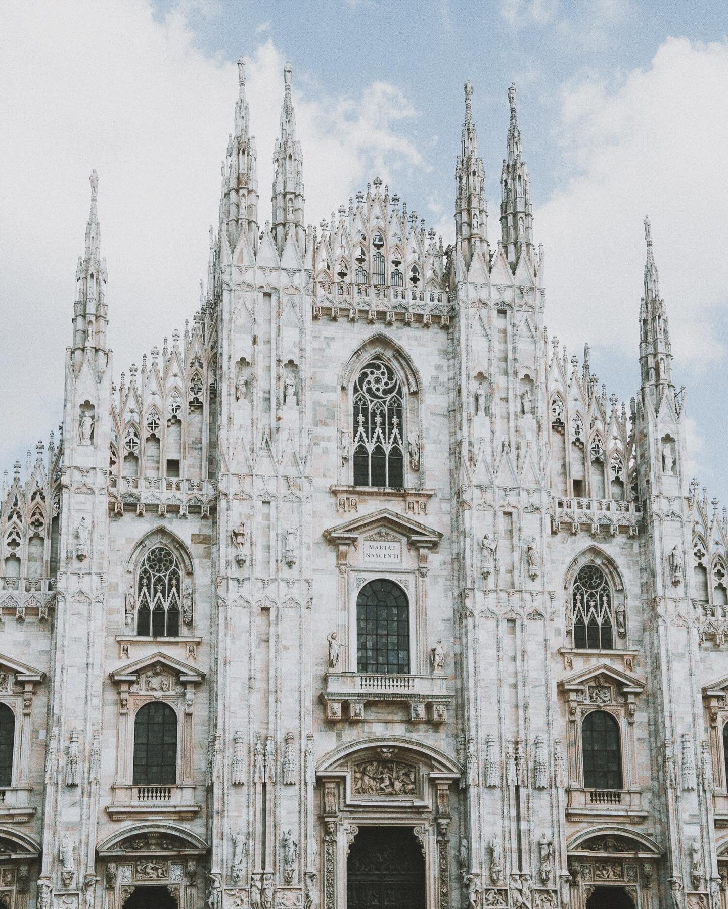 24 Hours in Milan 🇮🇹

A city of history, design, art, and espresso ☕️ 

From the duomo to via Mozart. From fiori markets and book stands. From medieval art and the last supper. Milan was a kaleidoscope of colors, eras, and dolce. 🗺️ 

Top 5 Favori