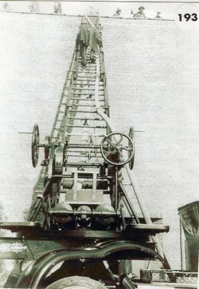 Pic-63 (Hook & Ladder at Cornell Fire on Lake Ave ~1946)