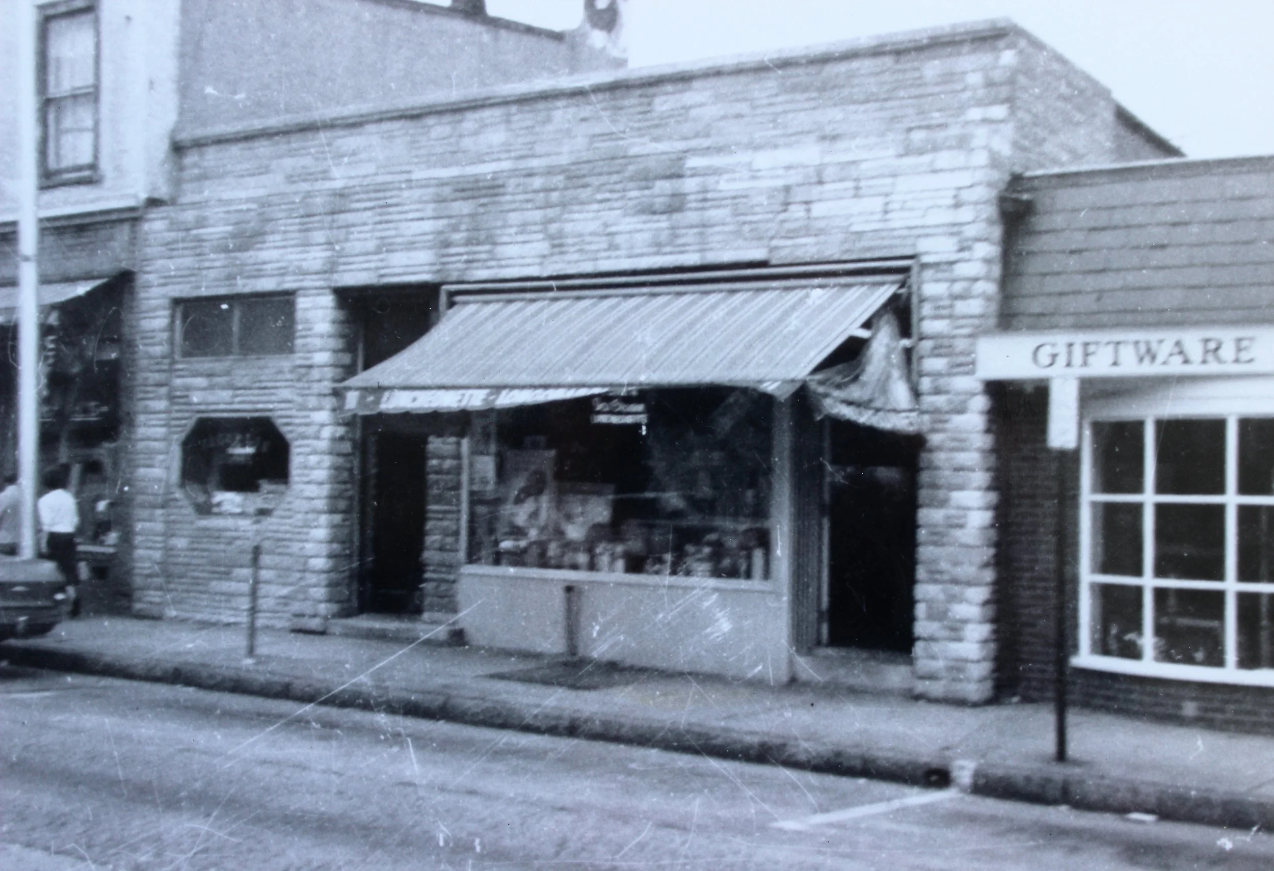 Pic-231 (Columbus Ave, West side. Pearl Furniture, Longobardi's luncheonette)