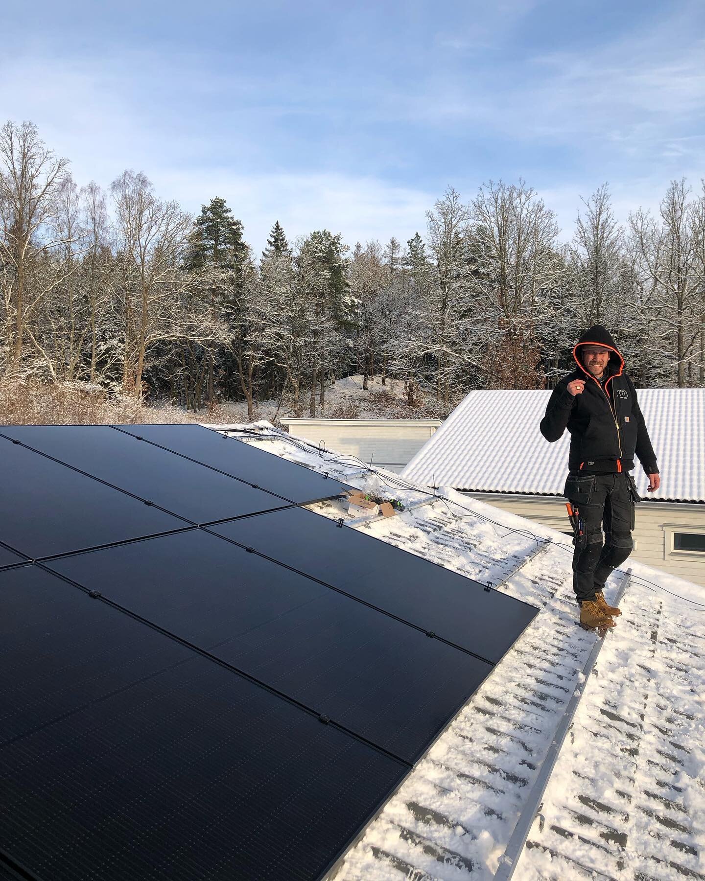 Tv&aring; glada kunder, dessutom grannar i Alings&aring;s, har f&aring;tt solpaneler monterade av oss i veckan. Sn&ouml; hindrar oss inte och solen lyser fint &auml;nd&aring; s&aring; anl&auml;ggningarna b&ouml;rjar producera direkt. De helsvarta pan