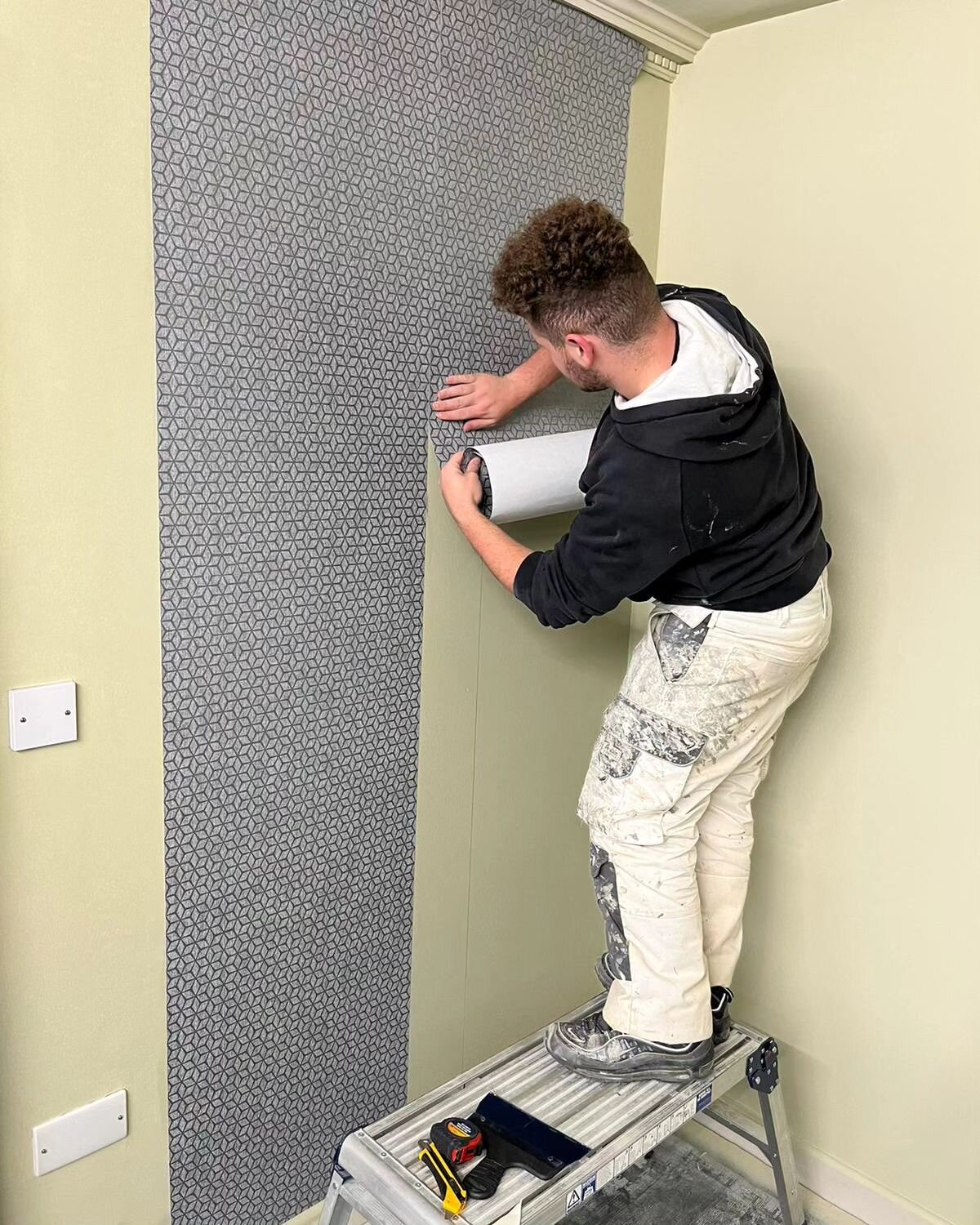 Our 4 apprentices spent the day at the @duluxdecoratorcentre academy in Newport.
The 1st of 3 courses to improve their wallpapering skills.
A top day and lots learnt.