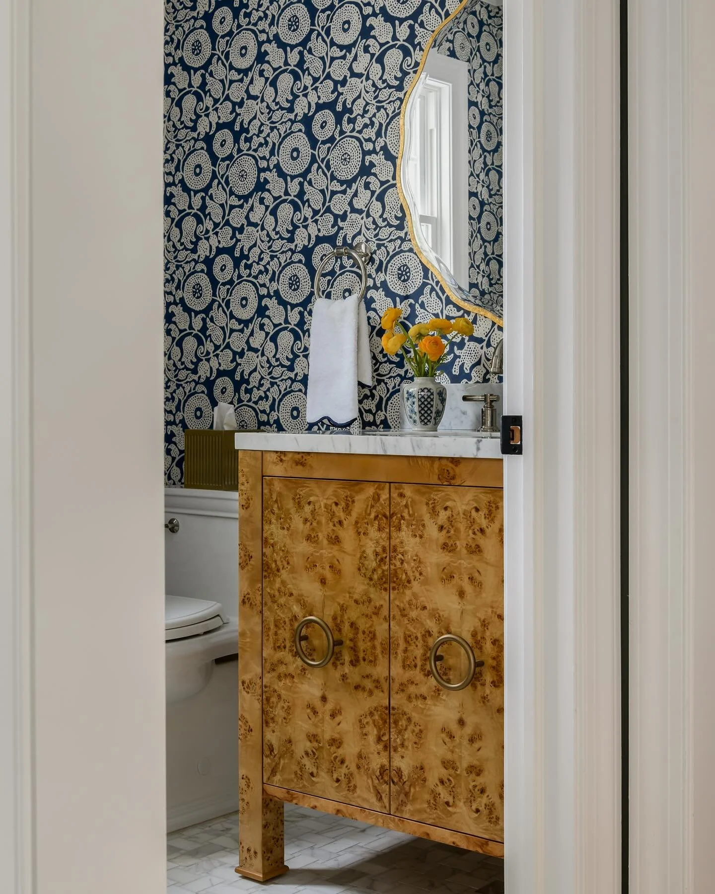 Always go for Powder Room Pow! This Lee Jofa block printed wallpaper paper is such a stunner in this powder room.  We paired it with a classic marble basketweave floor, a fun burl wood vanity and some pops of brass. 

Design: @jessicahobsondesign 
Ph