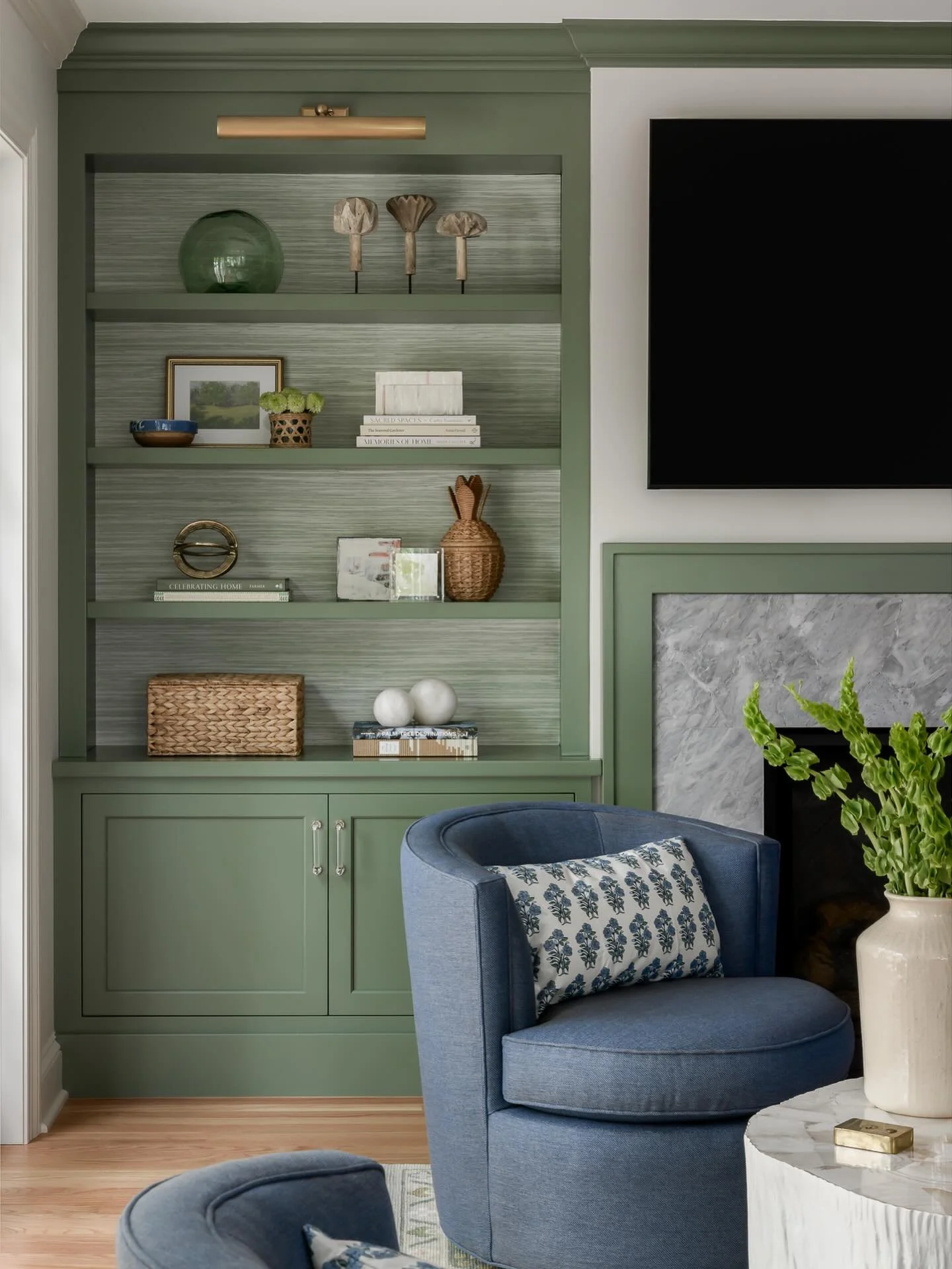 Pop of green.  Color and texture add so much to a space.  These custom built ins lined with vinyl grasscloth create a great pop of color and texture.  Because I know you&rsquo;ll ask, color is Benjamin Moore Avon Green, it&rsquo;s a good one!

Design