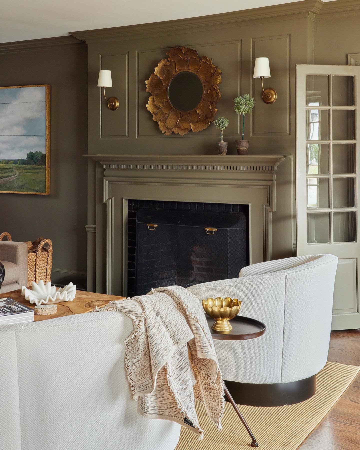 Proof that paint changes everything! Swipe ➡️ for Before.

After a few years of enjoying their space our clients wanted a change.  They had already invested in furnishings, so with some trust and gallon of paint we totally transformed the space.  Dar