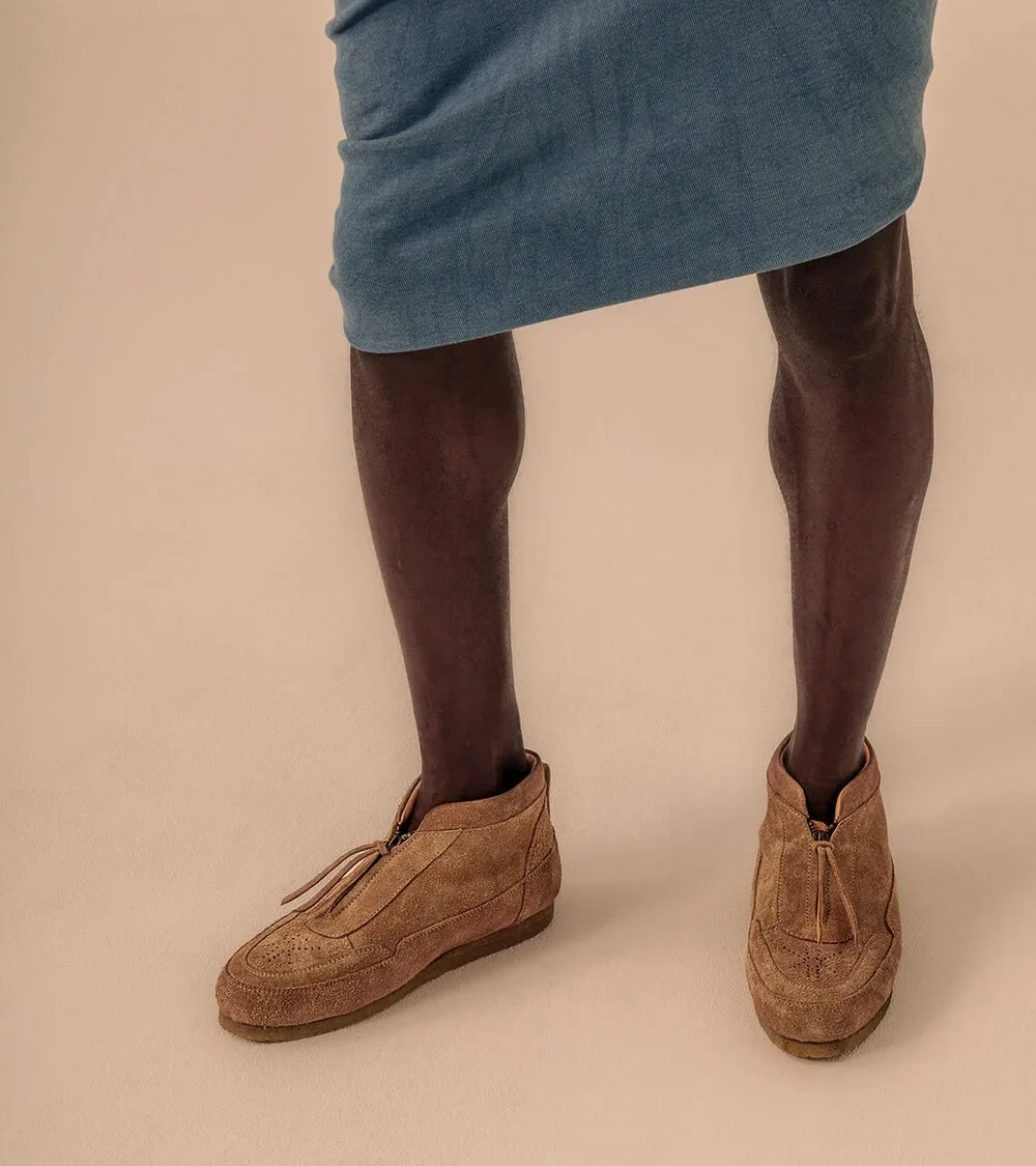 Crafted with rL ⁠
⁠
Manchmal entsteht das Besondere, wenn verschiedene Materialien miteinander sprechen. Bei den Schuhen Griot von ABAYA treffen zwei unserer pflanzlich gegerbten Leder aufeinander: Rind und Zicklein.⁠
Das Rindsleder verleiht dem Uppe