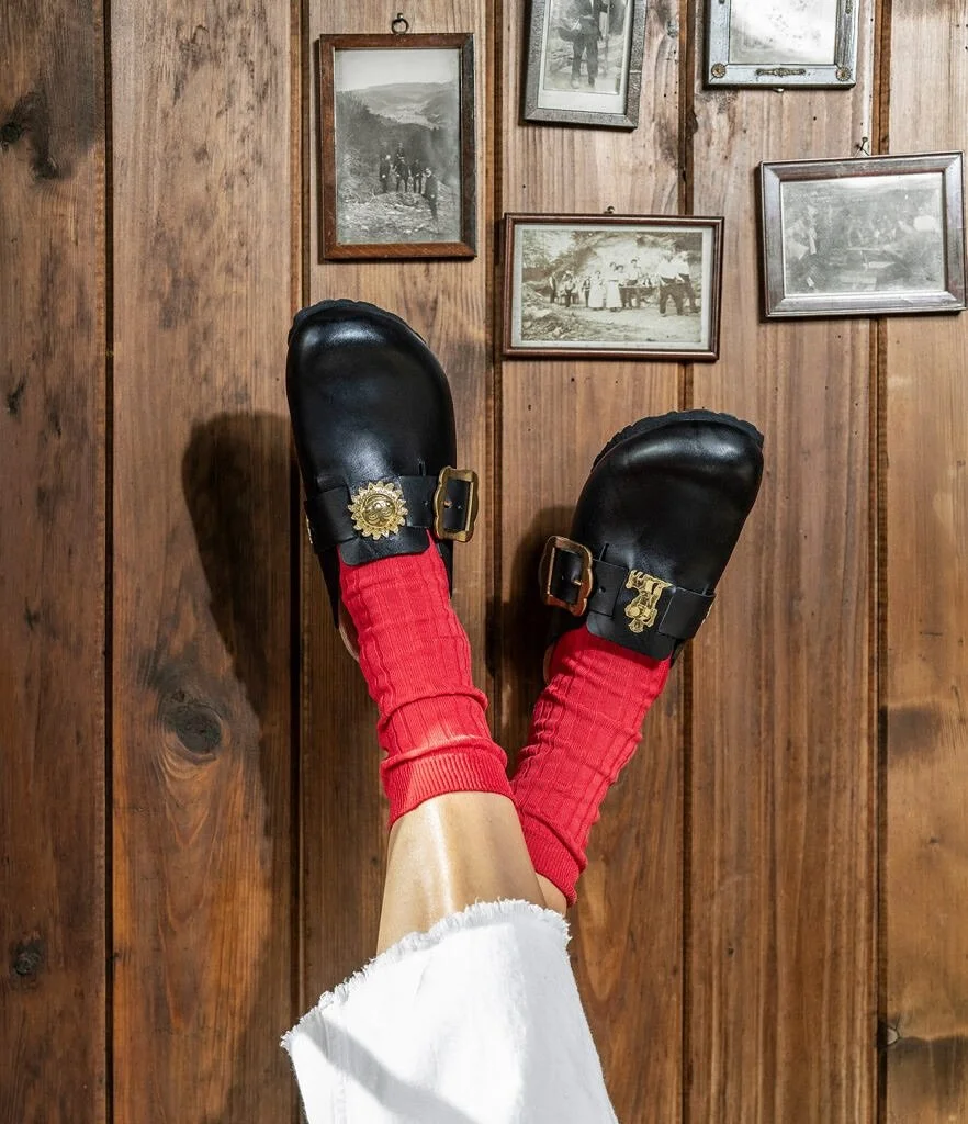 Made with rL: Appenzeller belt 🤎

Congratulations on the launch of the new Appenzeller clogs! We were able to contribute our regional leather for the upper material and we couldn't be prouder.
For many years we have been connected with @appenze