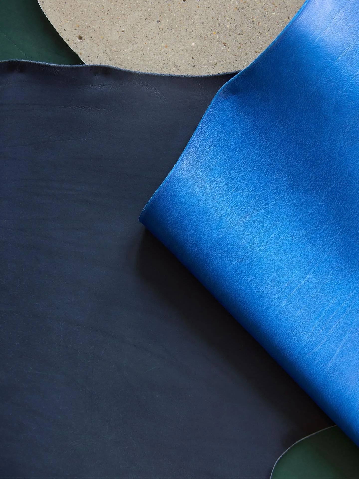 Our warehouse is filling up again - and this time with colored leather! Until now, we have mainly offered undyed leather, various shades of brown and black, but now we have fir green, dark blue and cobalt for the first time 💙 Cobalt i