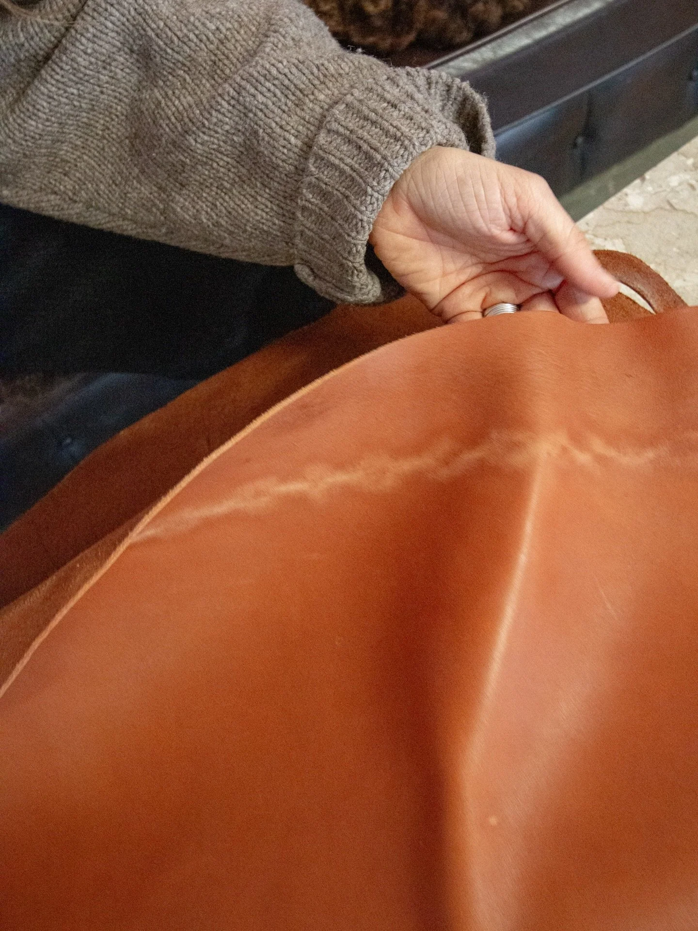 Woran erkennt man Perfektion? An glatten Oberfl&auml;chen oder an Charakter?  Echtes Leder tr&auml;gt Spuren seines Ursprungs: feine Falten, Narben, gewachsene Strukturen im Narbenbild. Sie entstehen &uuml;ber Zeit, Bewegung und Leben. Keine Haut gle