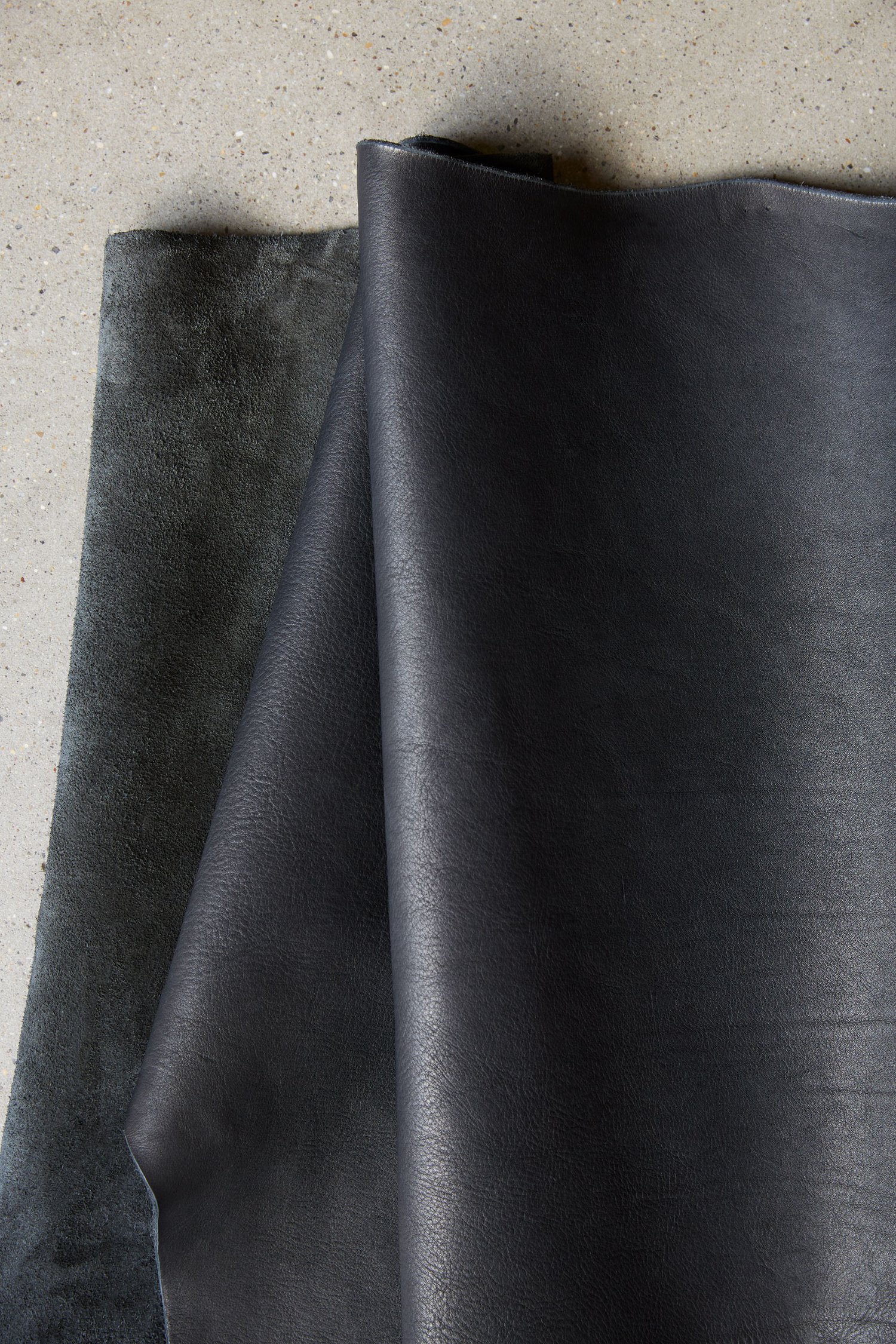 Rindsleder schwarz | pflanzlich gegerbt | schweizer leder.jpg