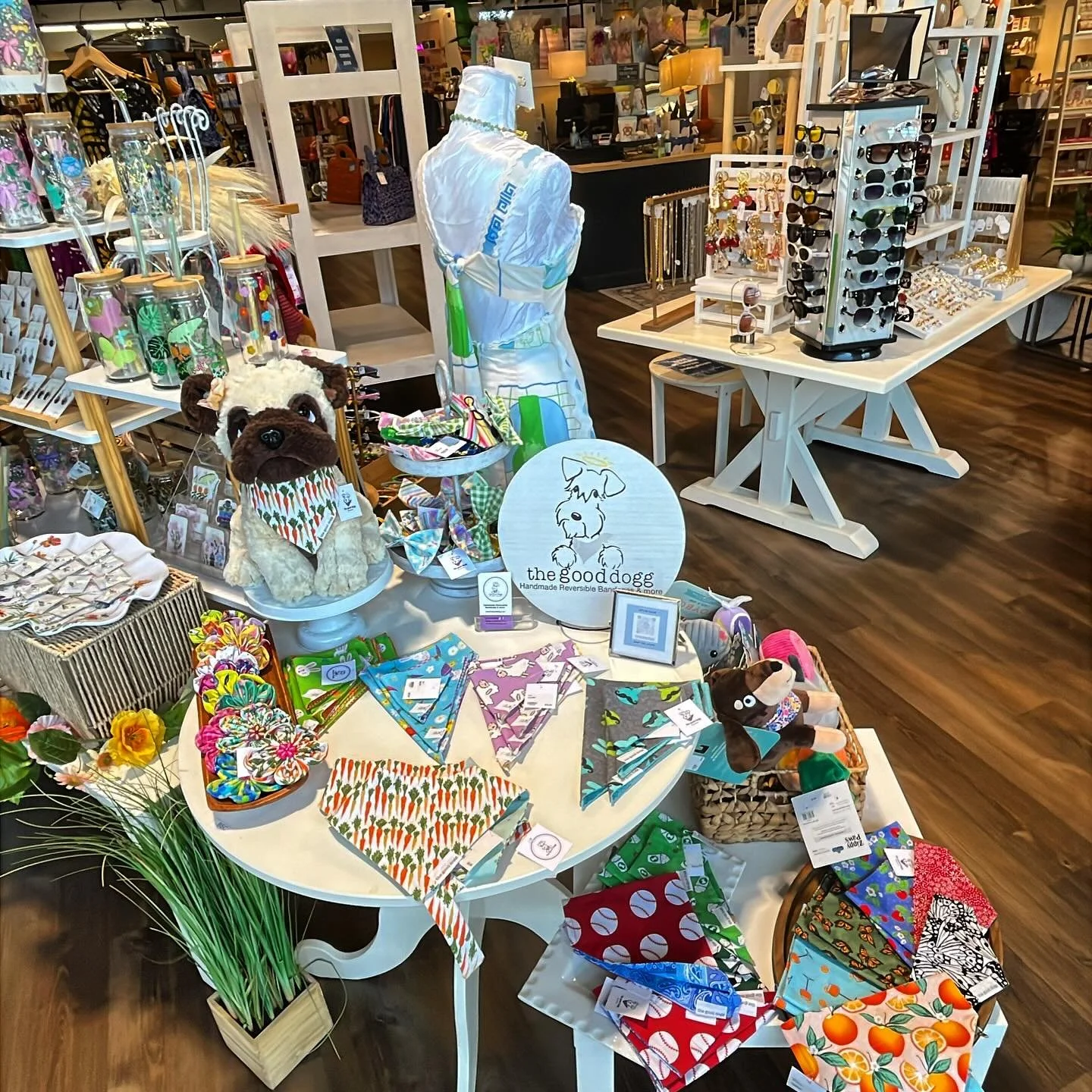 Such adorable reversible bandanas, bows, and squeaker toys for your pup! 🥕🐑🍓⚾️🐾 Thanks @thegooddogg !!