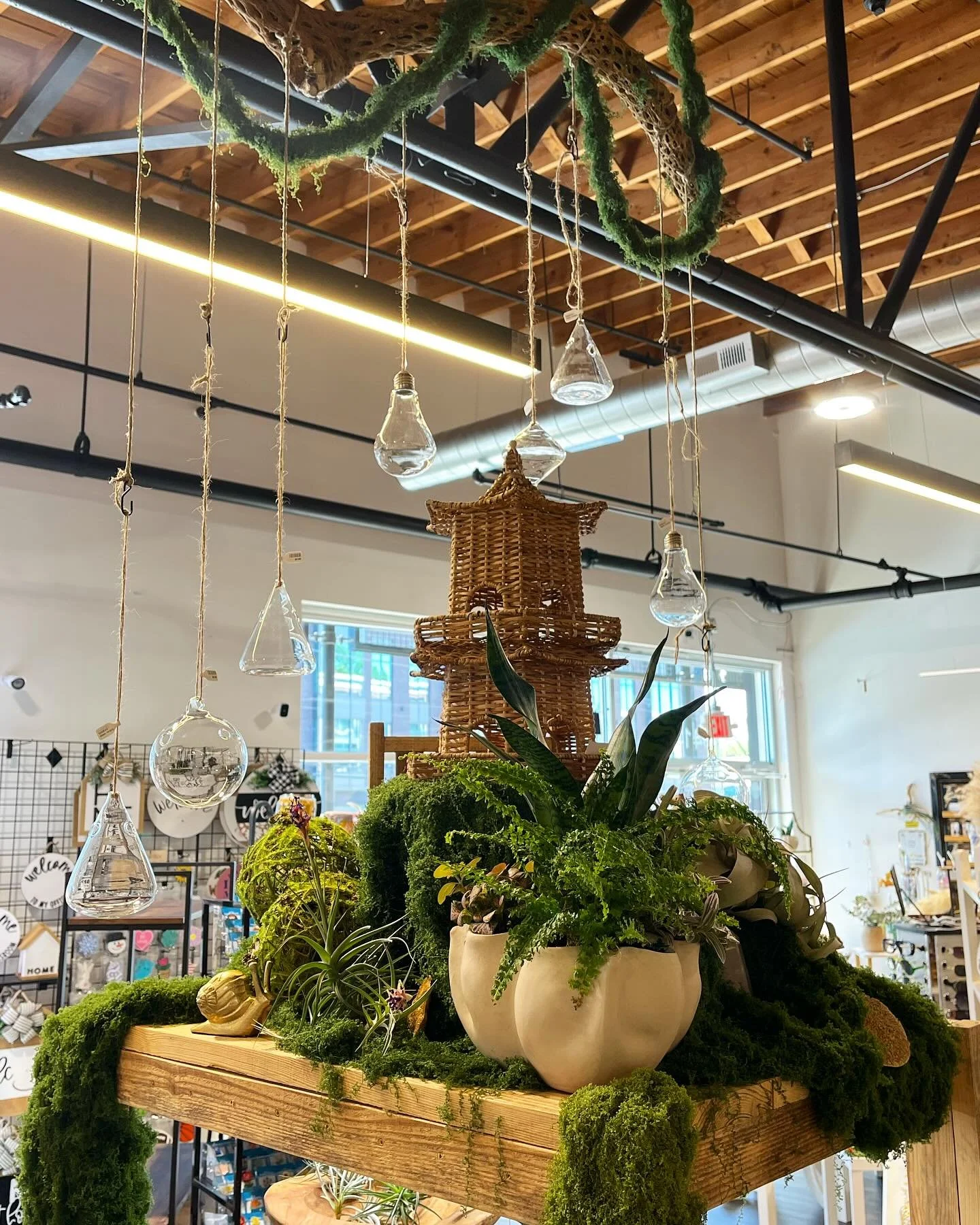 We feel transported to a mystical place from this newest display by @artisticbynaturemoss!