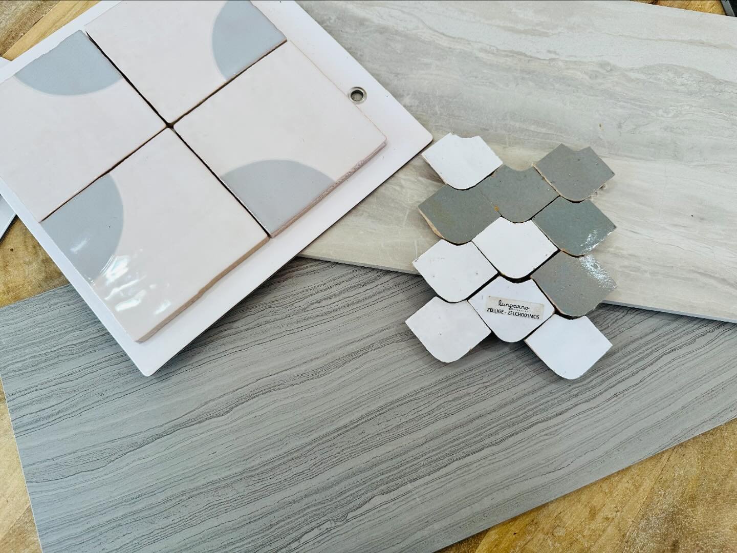 Icy blues. 

#flooring #designmemphis #memphisinteriordesigner #tileinspiration