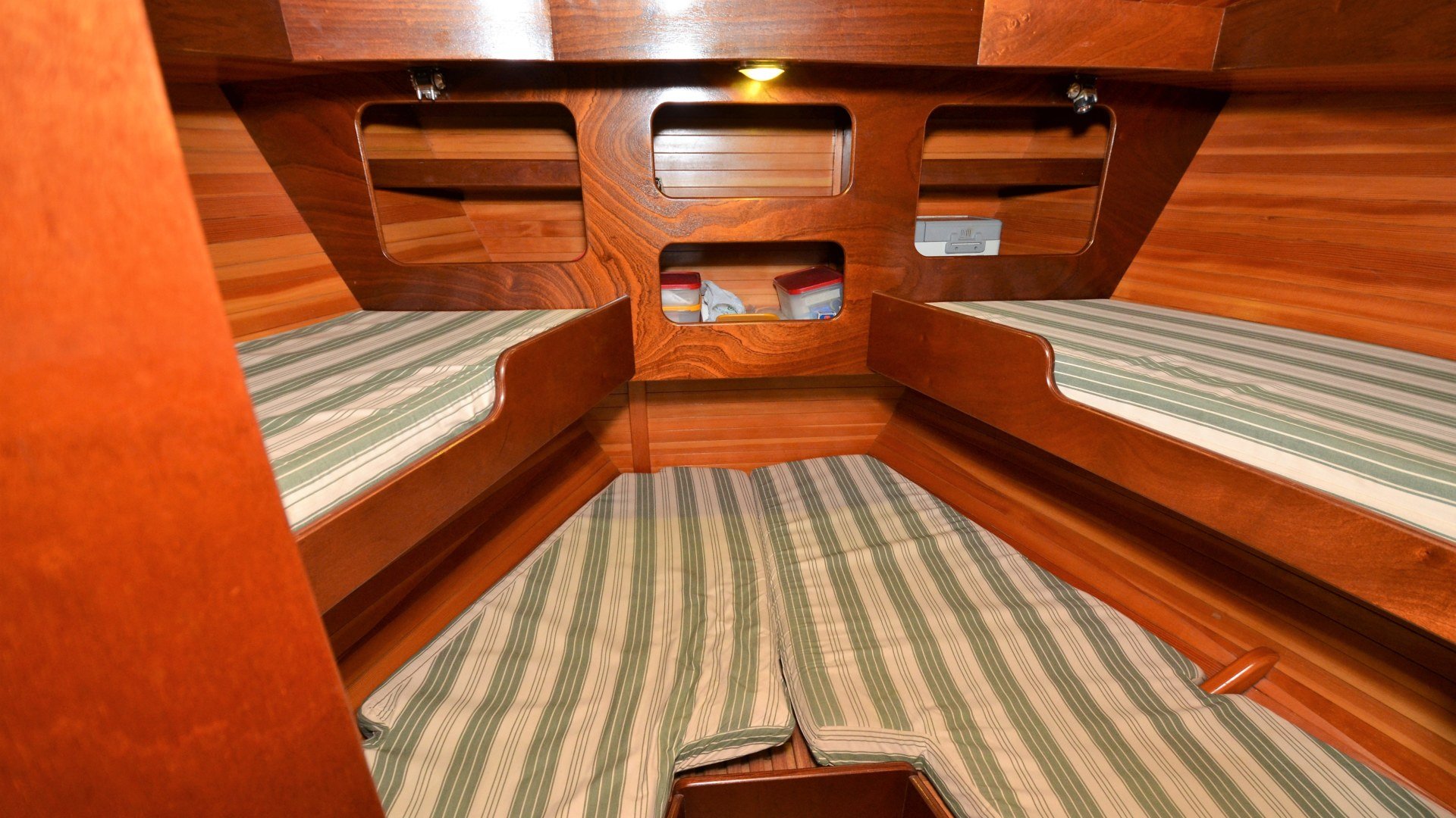 QILKA INTERIOR b-4-couchettes-avant-scaled.jpg
