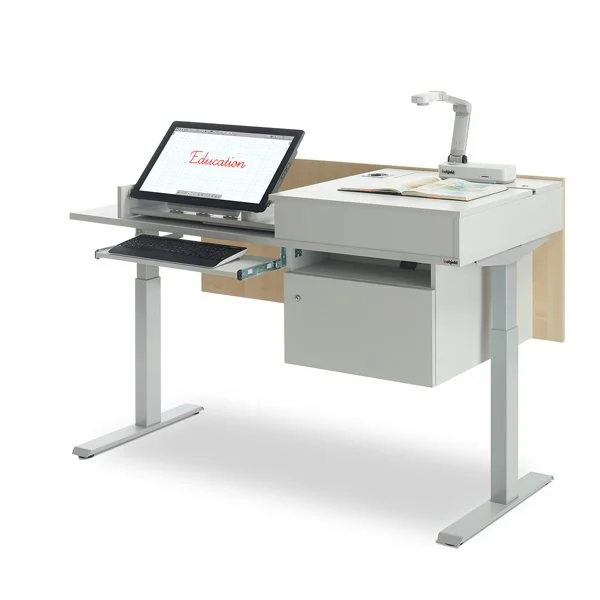 Ein moderner Schulschreibtisch mit einem Laptop, einem Projektor und Schulmaterialien.