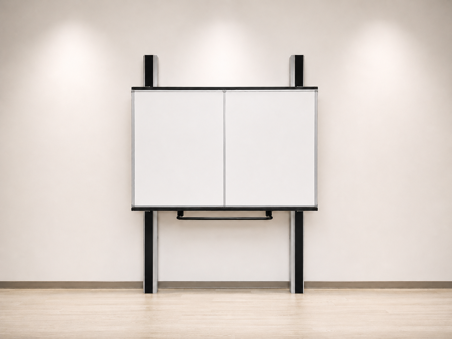 Weiße Tafel mit schwarzem Rahmen und Beinen an einer weißen Wand.
