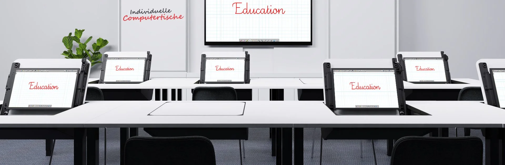 Leerer Klassenraum mit mehreren Computertischen, Computern und einem großen Bildschirm, auf dem das Wort 'Education' geschrieben ist. Es gibt einen grünen Pflanze im Raum.